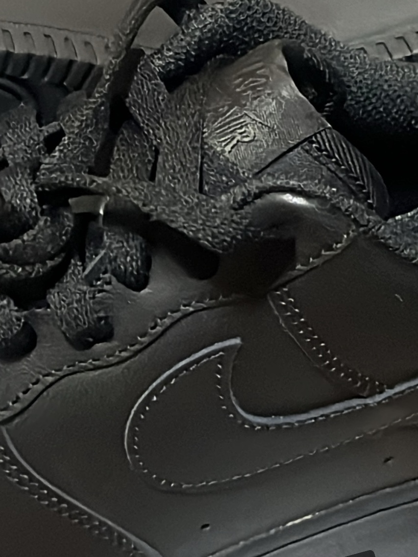 Nike Air Force 1 '07 Low Triple Black 착용 스타일 - 3