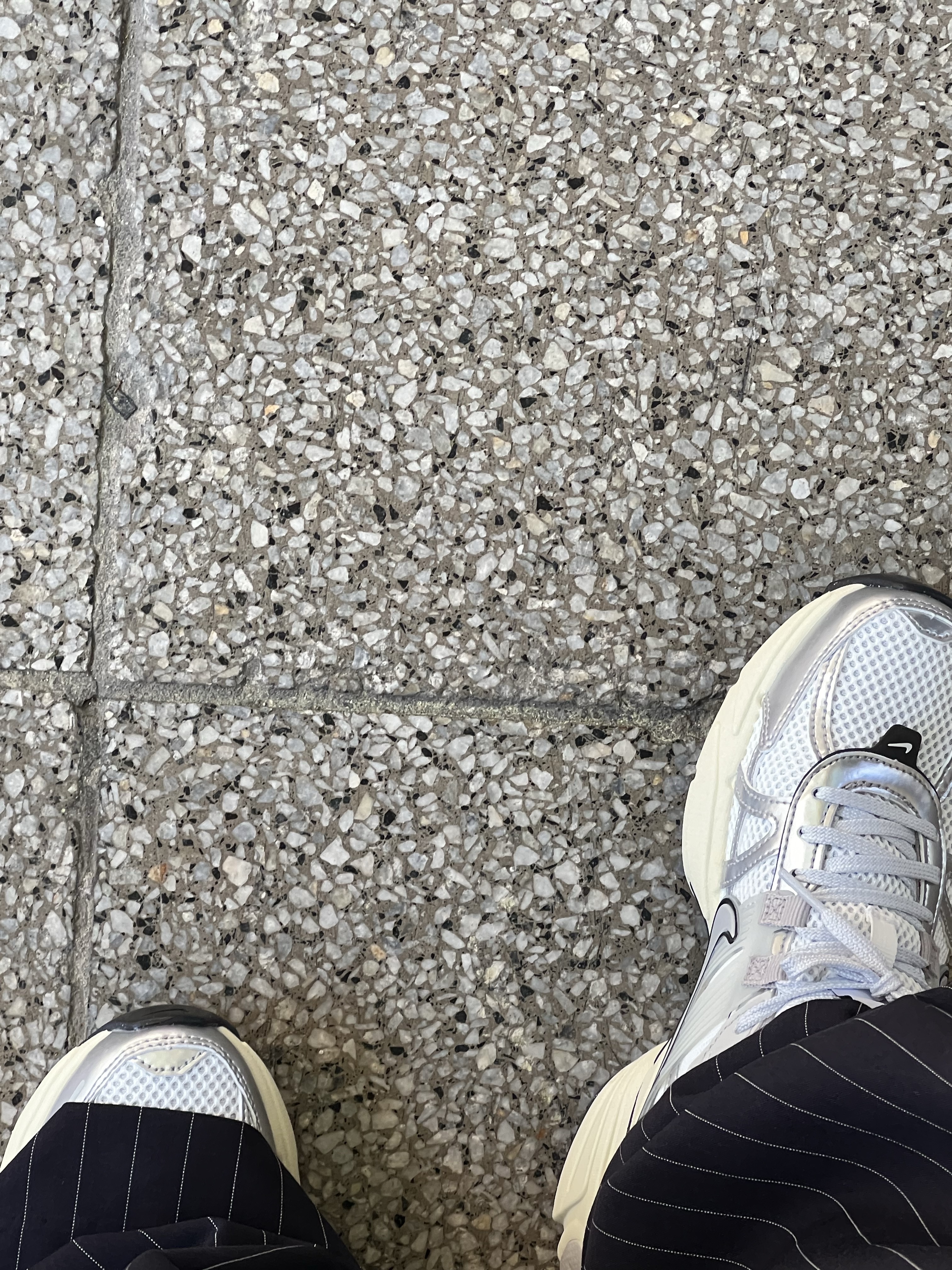 Nike V2K Run Summit White Metallic Silver 착용 스타일 - 1
