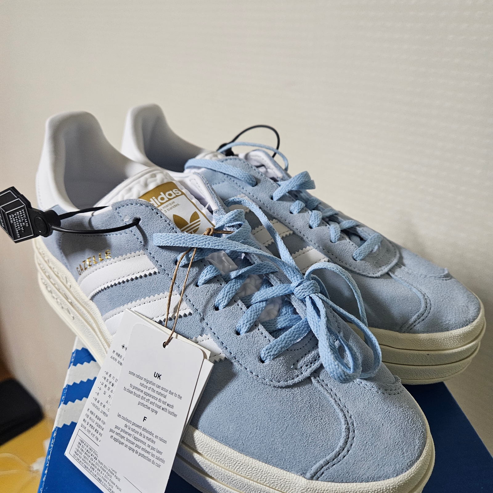 (W) Adidas Gazelle Bold Clear Sky White 착용 스타일