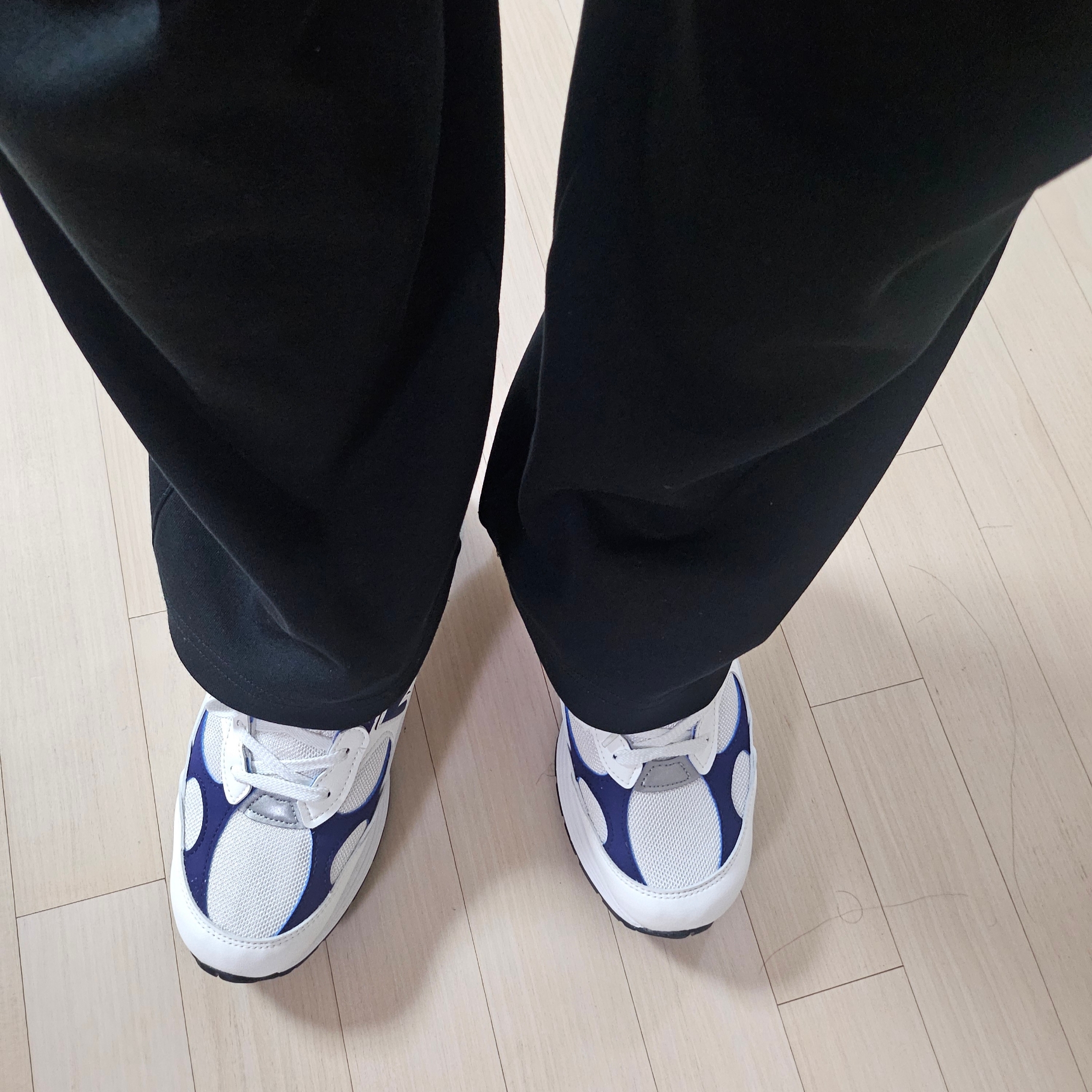 New Balance 992 Made in USA White Navy 착용 스타일