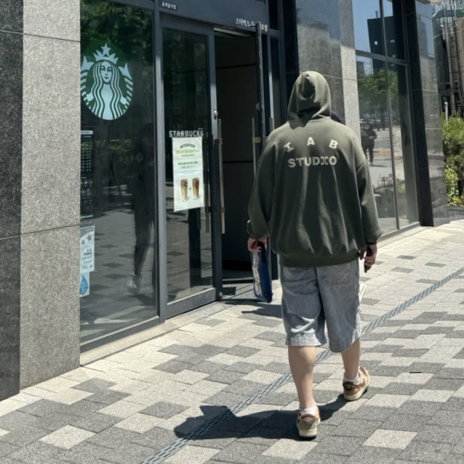Jordan 1 x Zion Williamson Retro Low OG Flax and Oil Green, IAB Studio x D.P. Zip-Up Hoodie Dark Green 착용 스타일 - 3