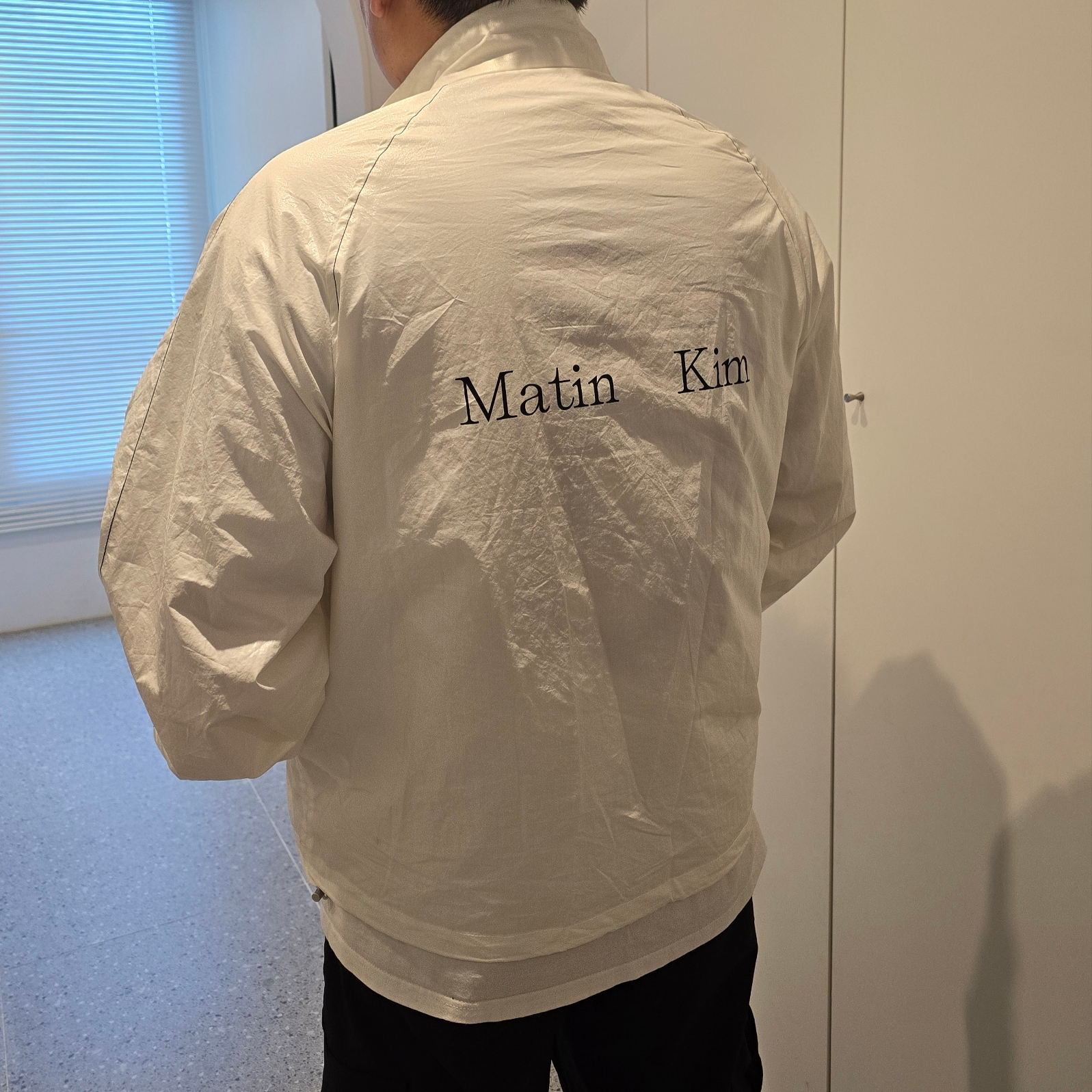 (W) Matin Kim Logo Coating Jumper Ivory 착용 스타일 - 2