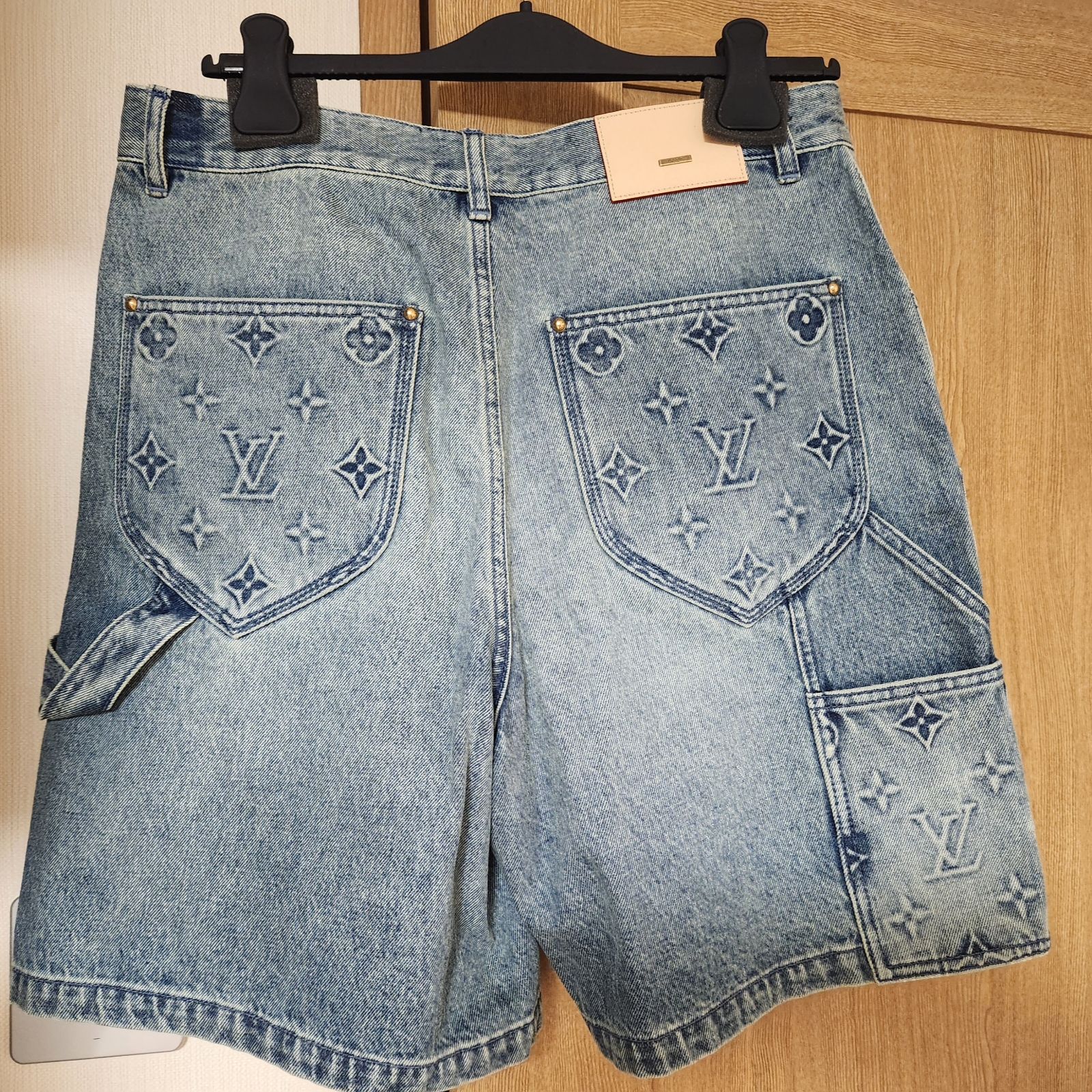 Louis Vuitton Denim Carpenter Shorts Stone Bleached Indigo 착용 스타일 - 2