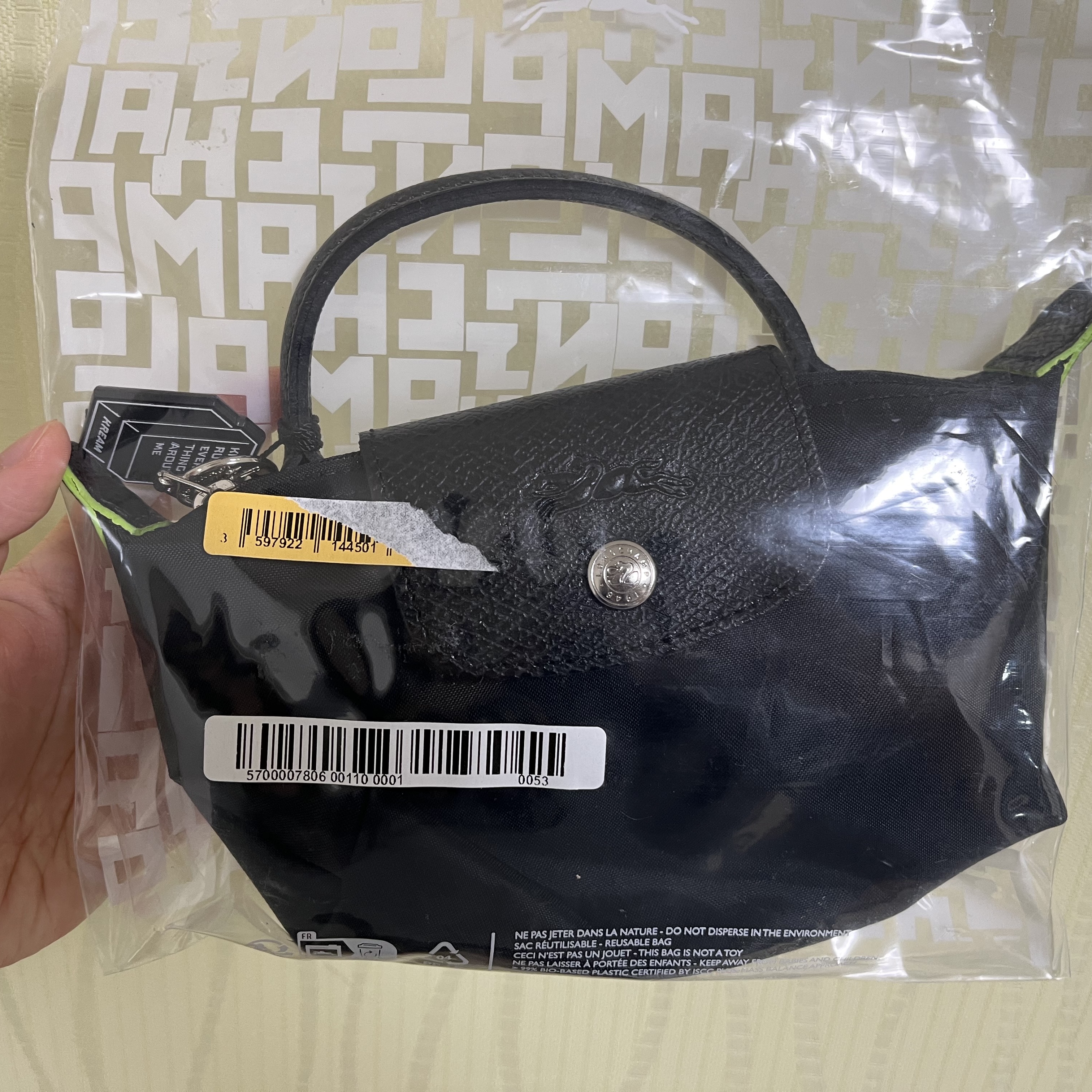 Longchamp Le Pliage Green Handle Pouch Black 착용 스타일 - 1