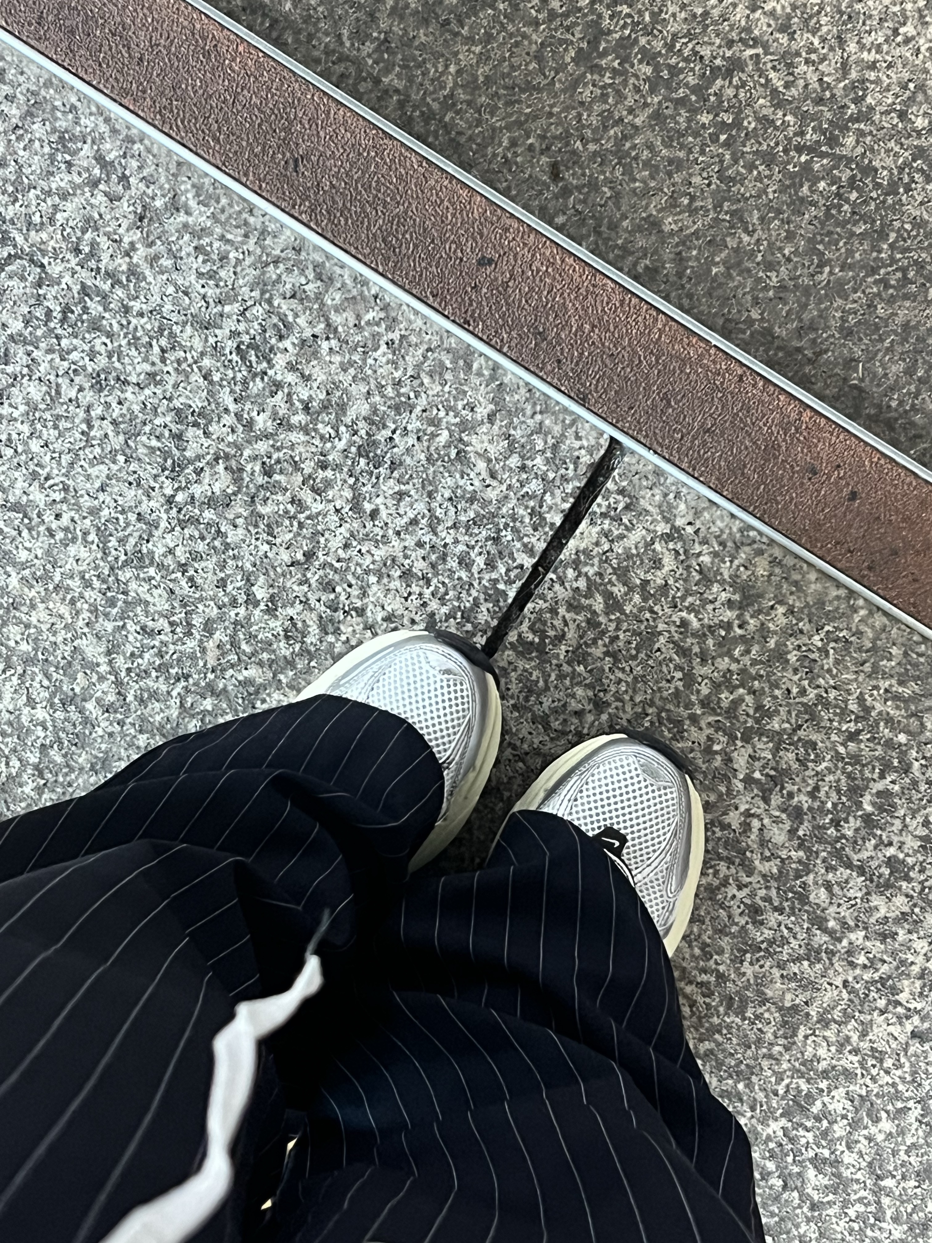 Nike V2K Run Summit White Metallic Silver 착용 스타일 - 4
