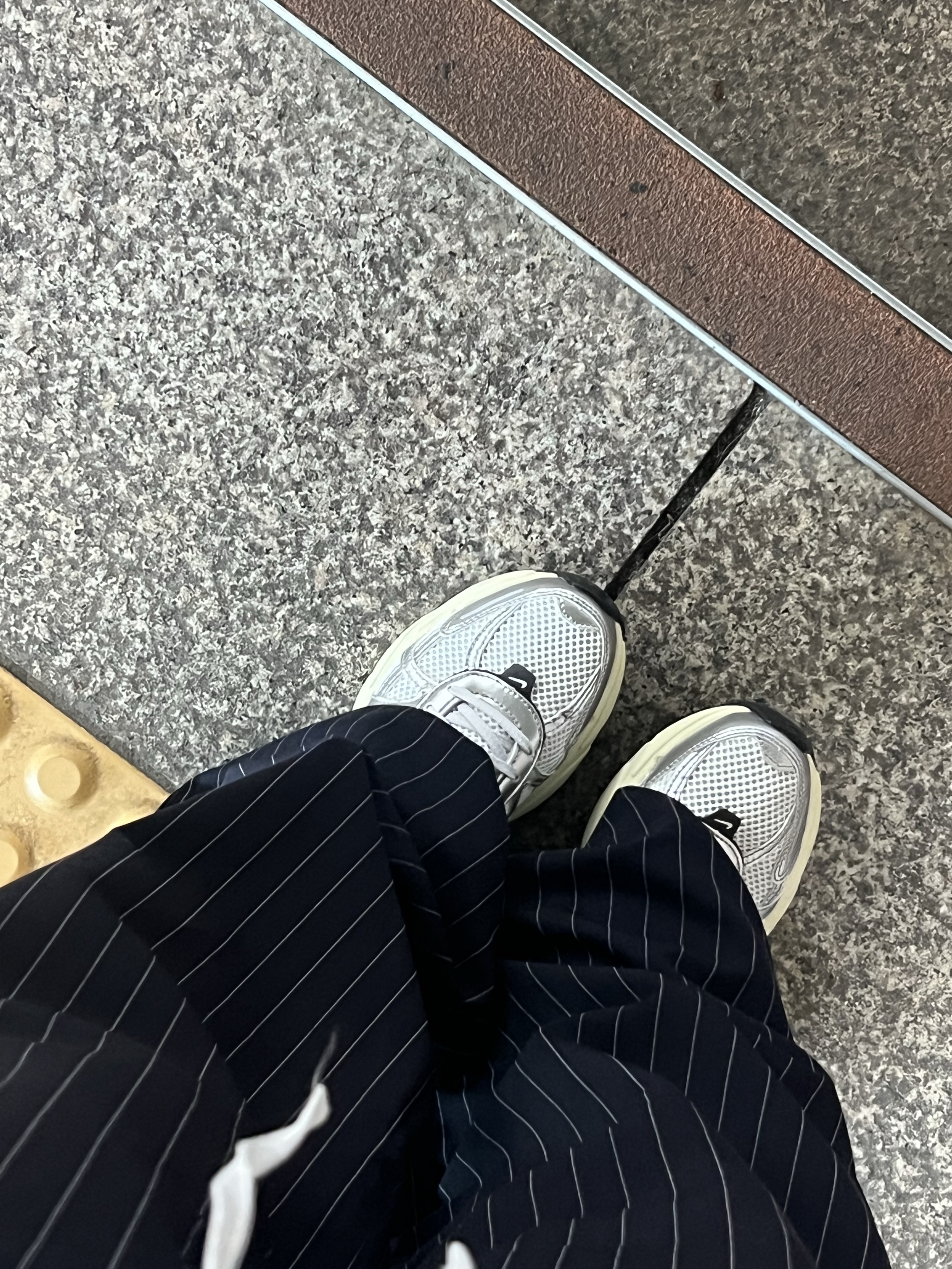 Nike V2K Run Summit White Metallic Silver 착용 스타일 - 2