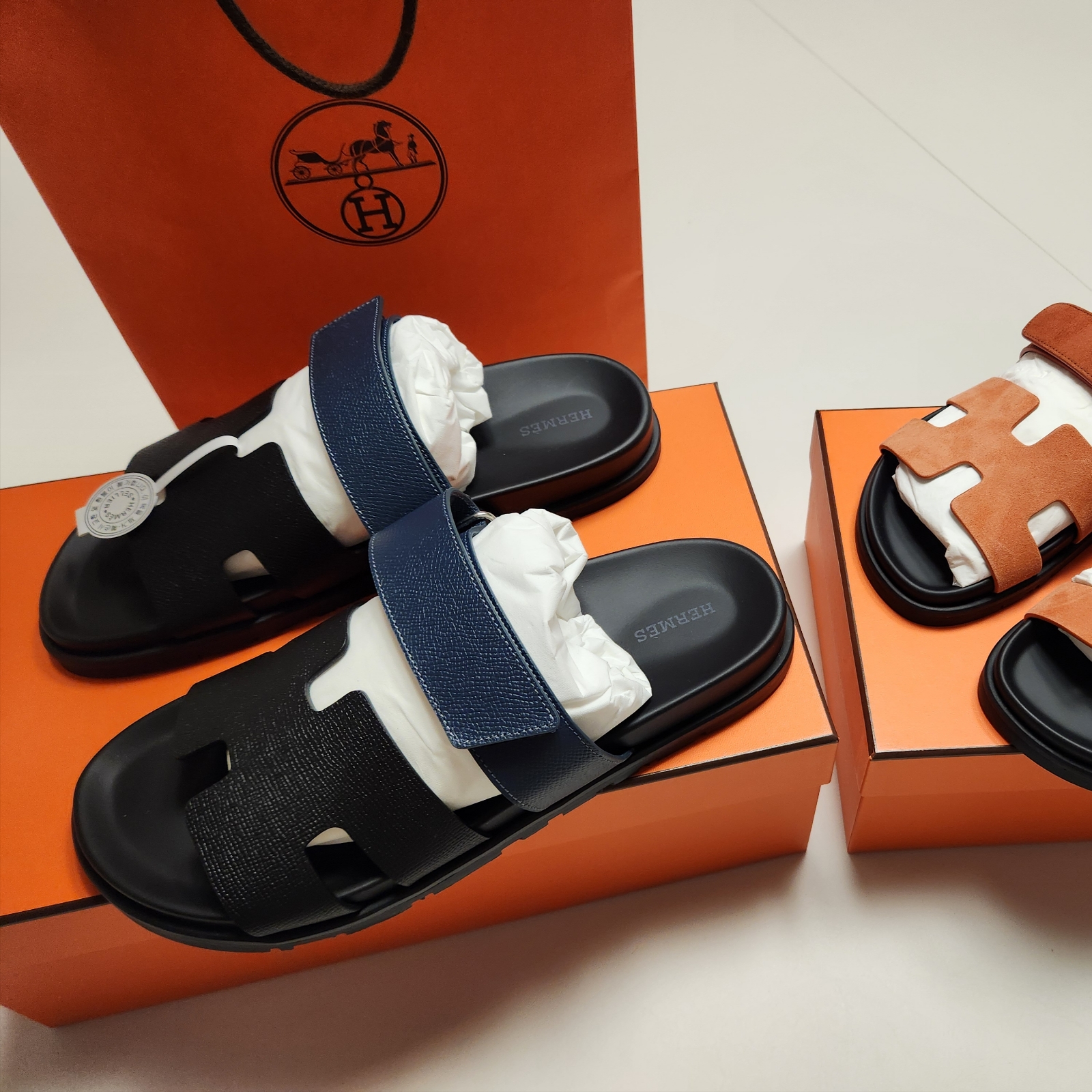 Hermes Chypre Sandal Epsom & Noir Bleu Celeste 착용 스타일 - 1