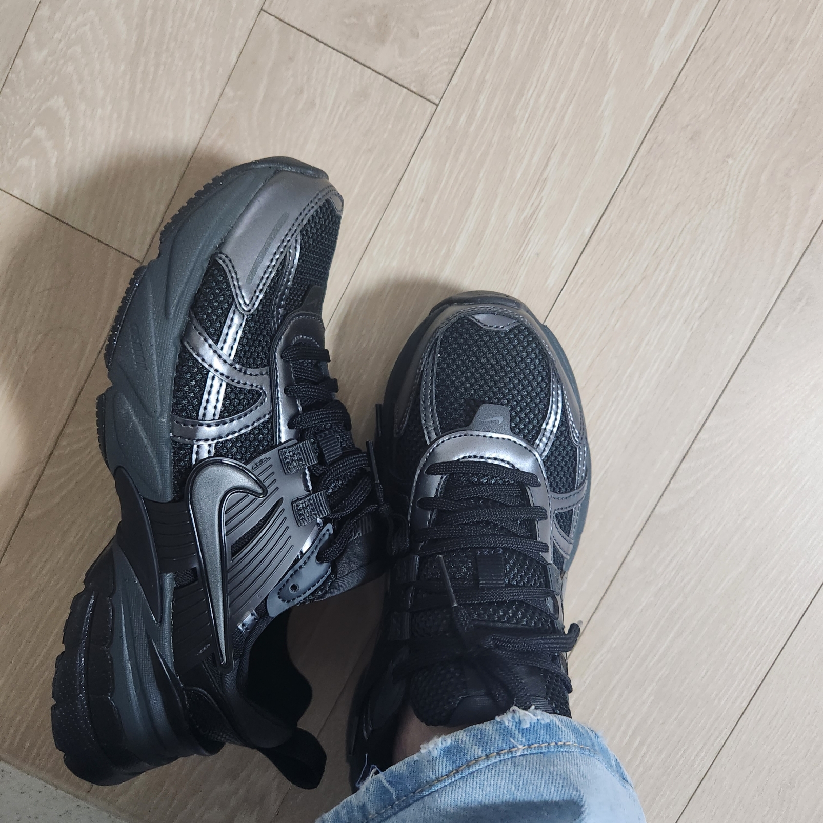 Nike V2K Run Black Anthracite 착용 스타일