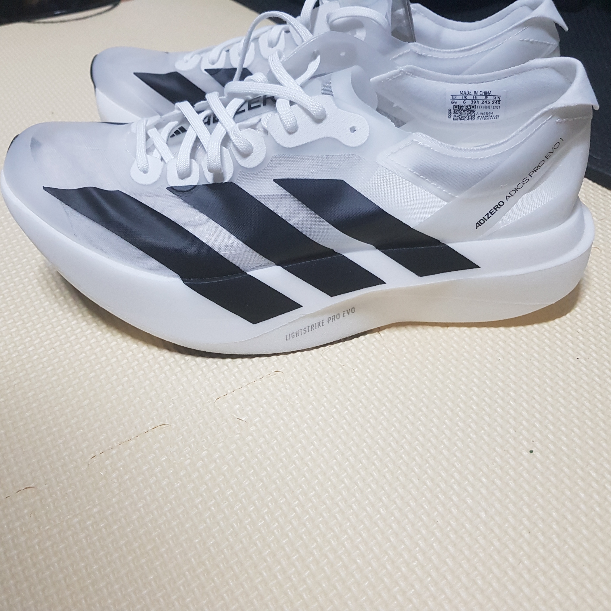 Adidas Adizero Adios Pro EVO 1 White Black 착용 스타일