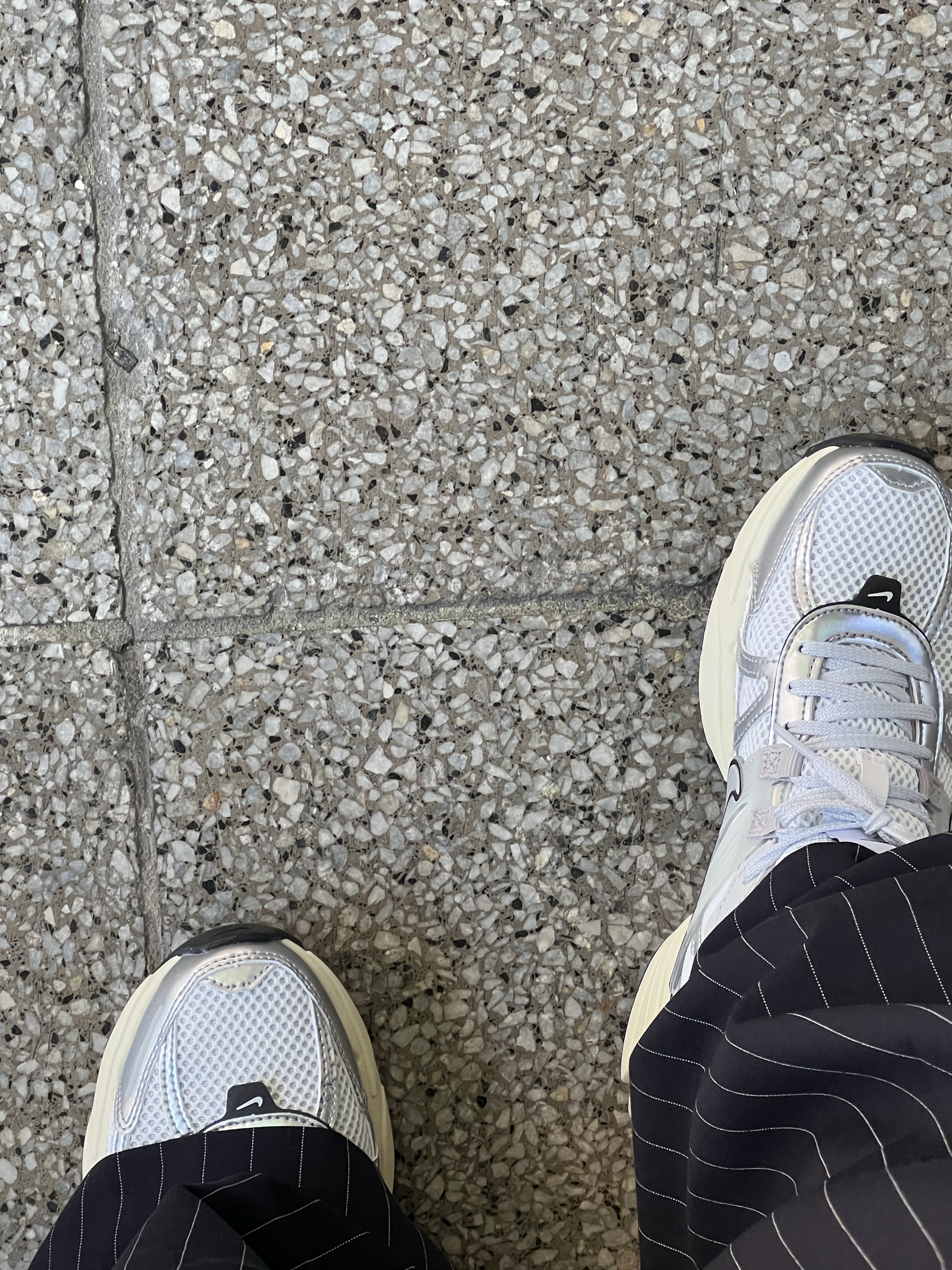 Nike V2K Run Summit White Metallic Silver 착용 스타일 - 3
