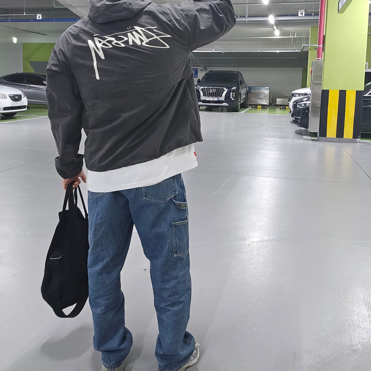 Stussy Wave Dye Beach Shell Jacket Black, IAB Studio x Ottogi Mayonnaise 50th Anniversary T-Shirt White 착용 스타일 - 1