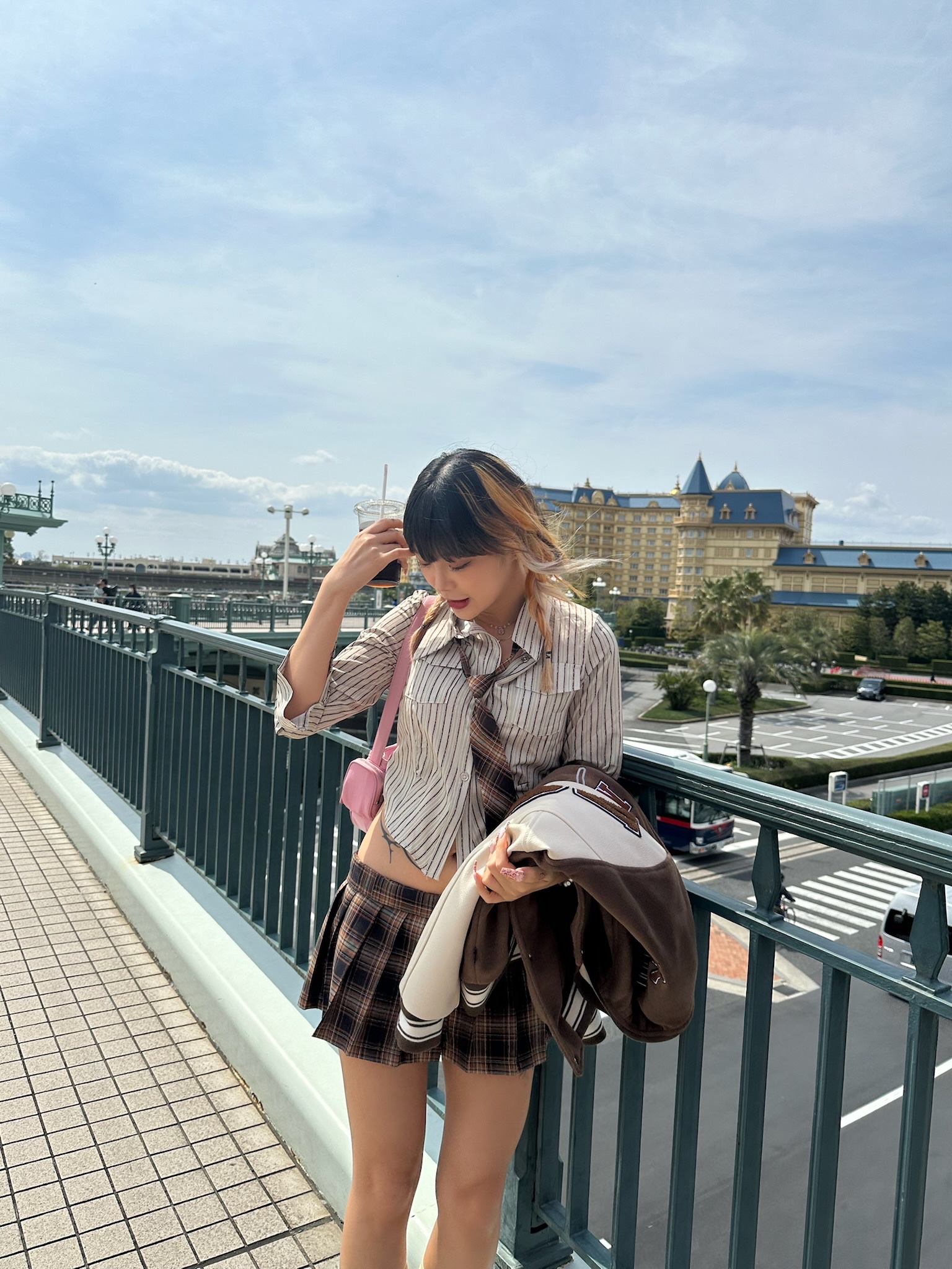 Matin Kim Madeleine Round Bag Pink, (W) Dr. Martens 1B99 Boots Black 착용 스타일 - 4