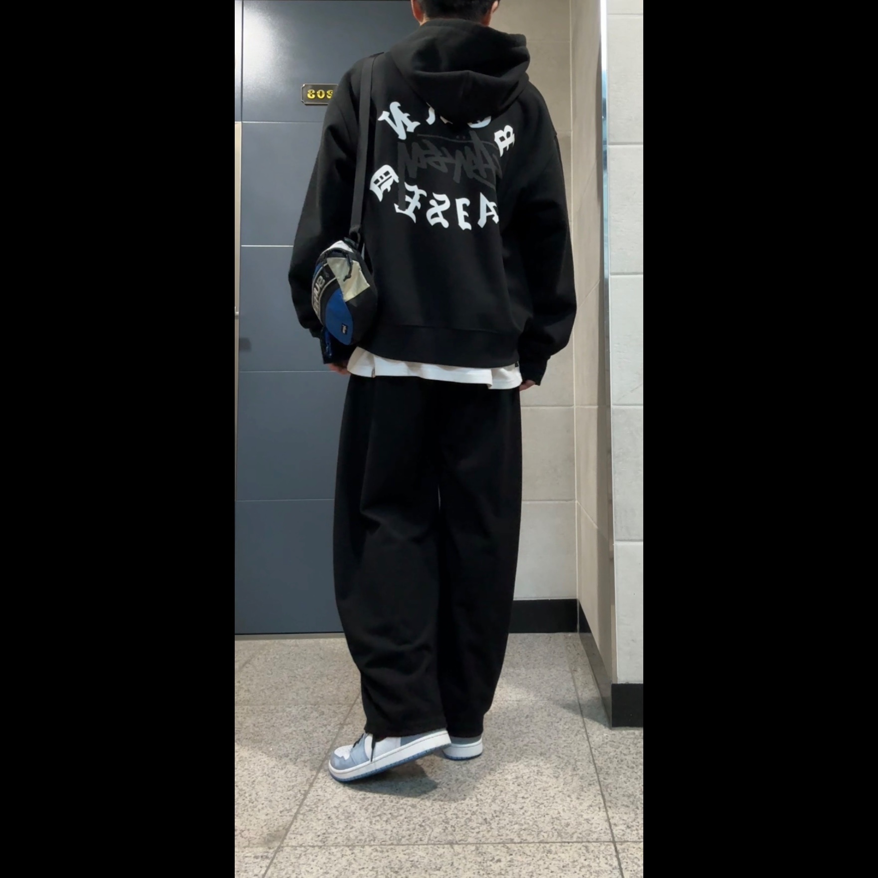 Stussy x Born X Raised Logo Zip Hoodie Black, Jordan 1 Retro High OG University Blue 착용 스타일 - 3