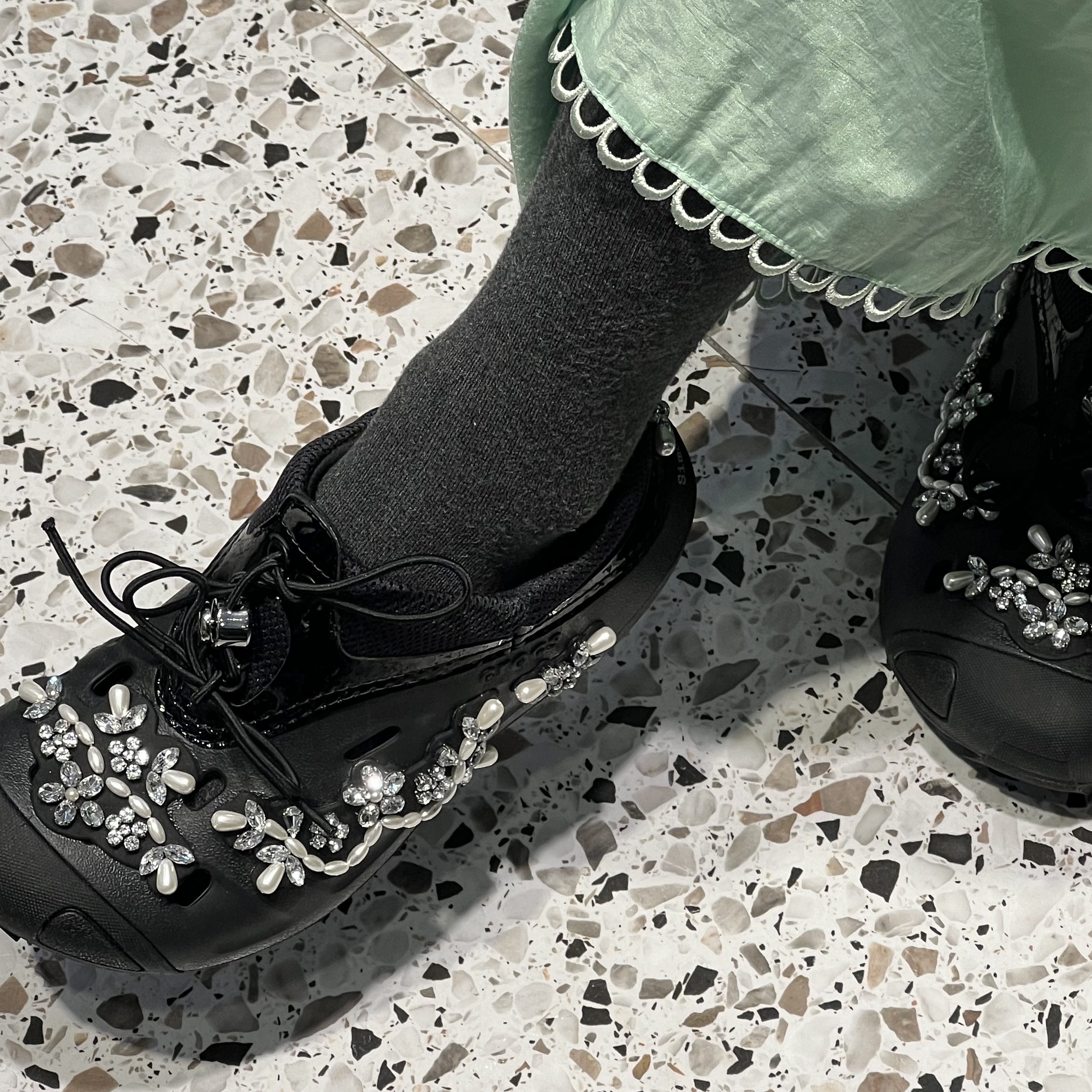 (W) Crocs x Simone Rocha Quick Trail Low Black 착용 스타일