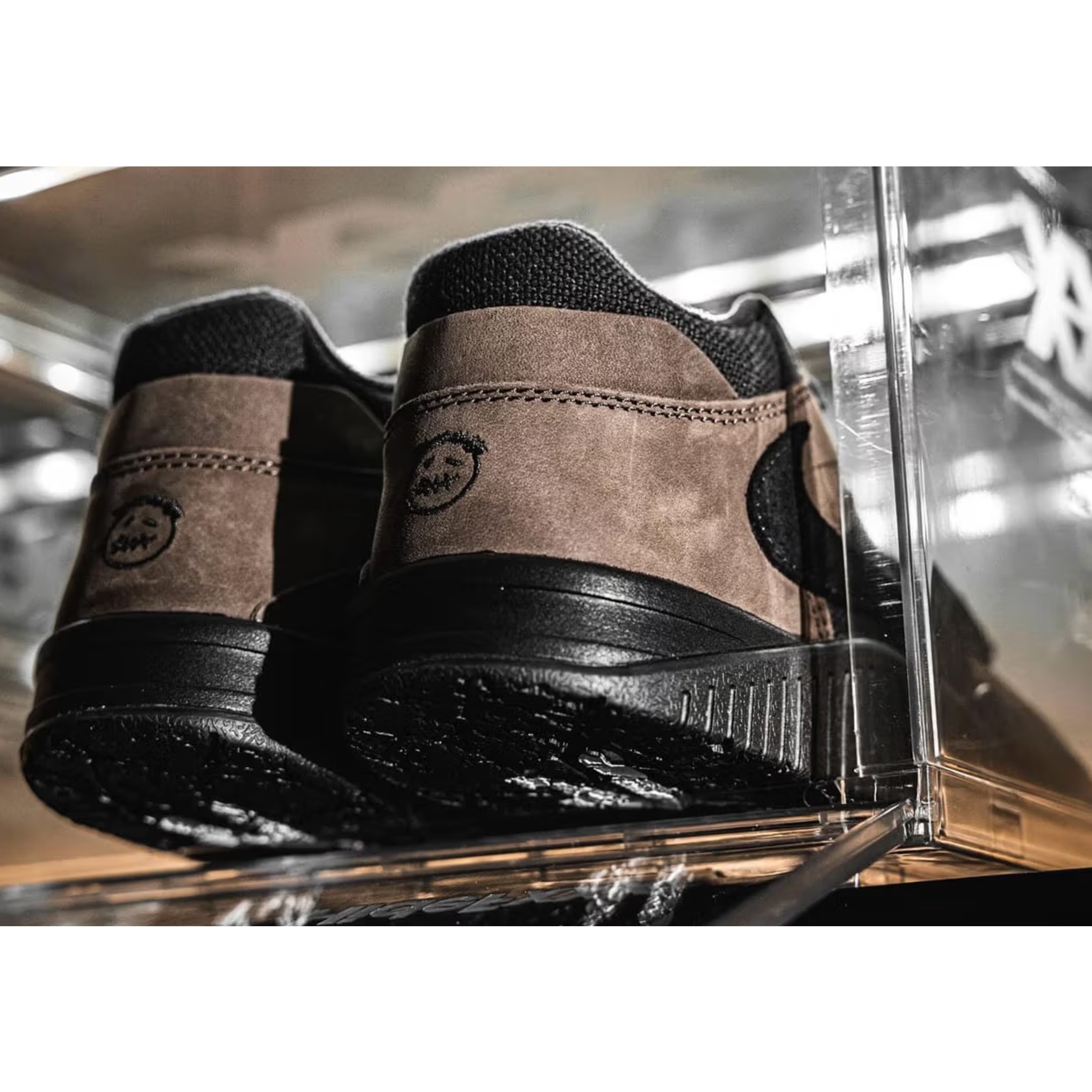Jordan x Travis Scott Jumpman Jack TR Sail and Dark Mocha, (W) Jordan 1 x Travis Scott Retro Low OG SP Medium Olive 착용 스타일 - 3