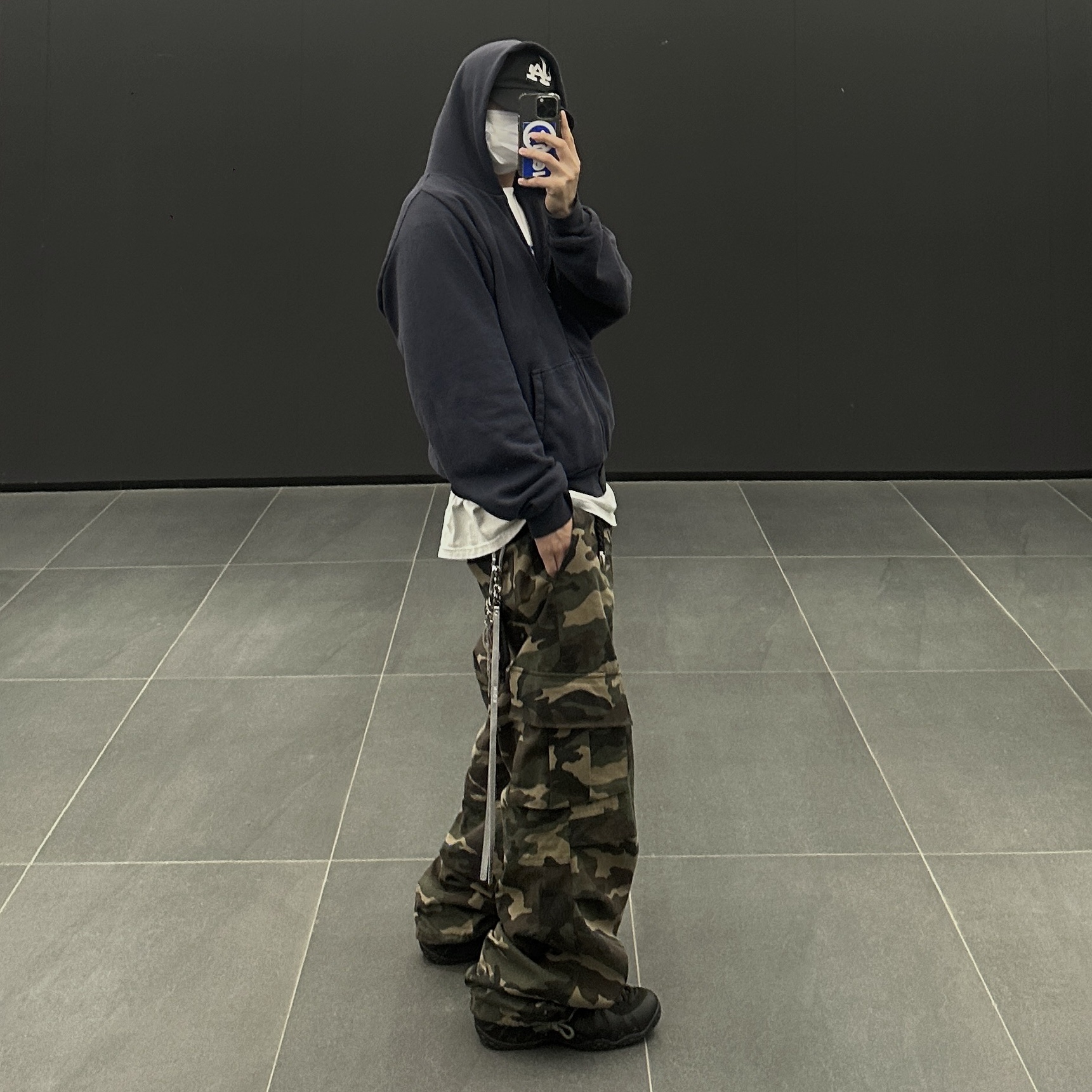 Yeezy YZY Zip-Up Hoodie Navy, Nike Air Foamposite One Black Anthracite 착용 스타일 - 1