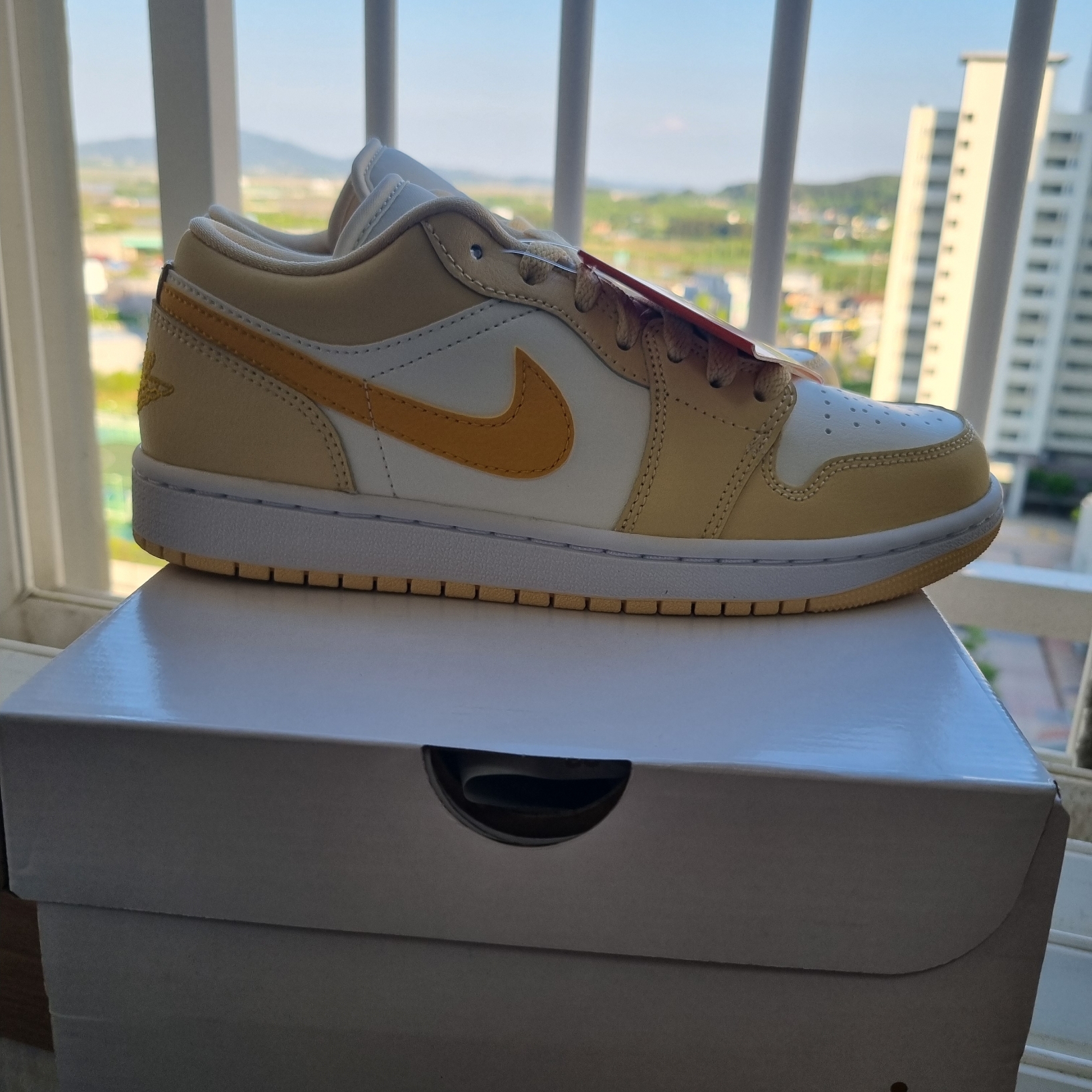 (W) Jordan 1 Low Sail Yellow Ochre 착용 스타일 - 2