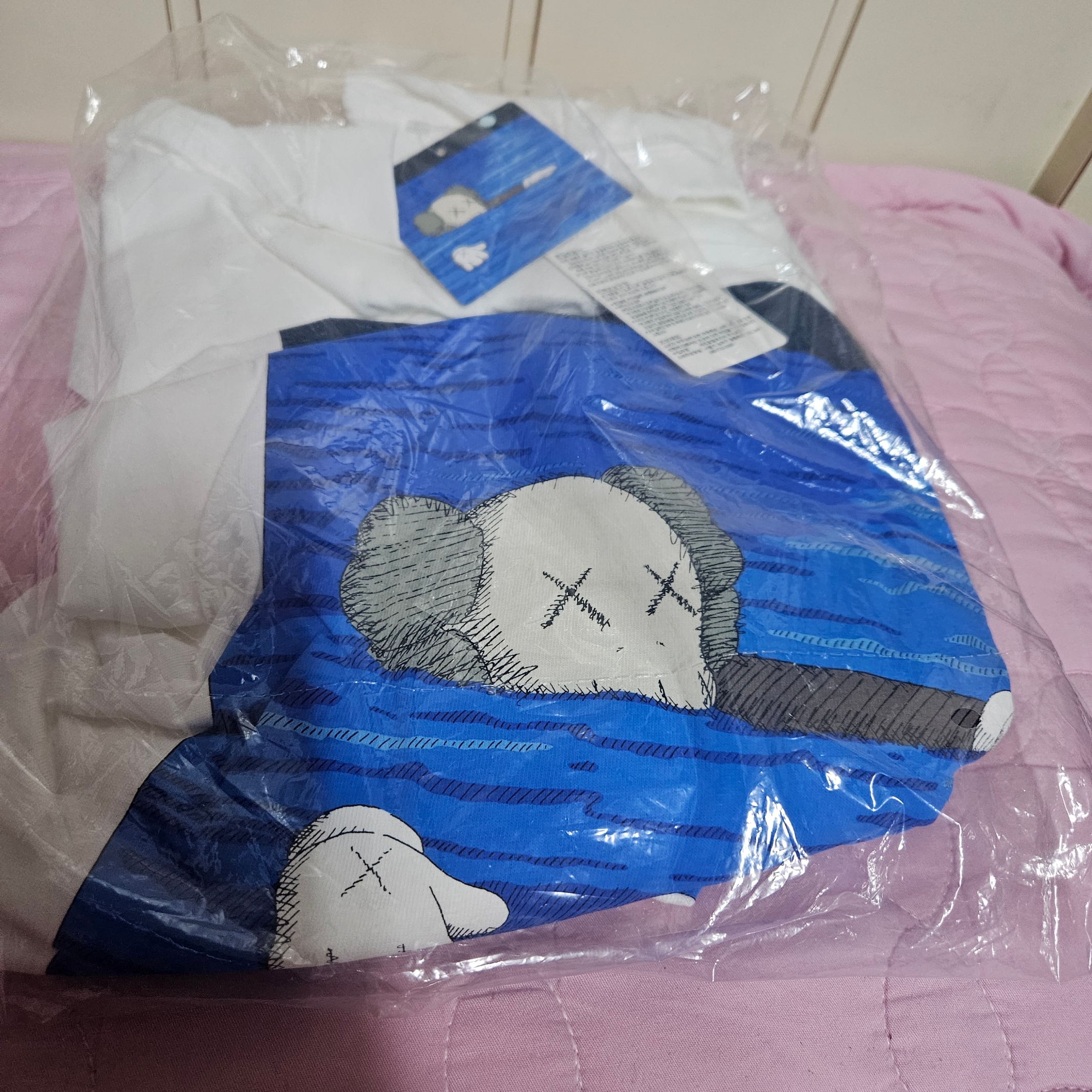Uniqlo UT x Kaws Short Sleeve Graphic T-Shirt White 착용 스타일