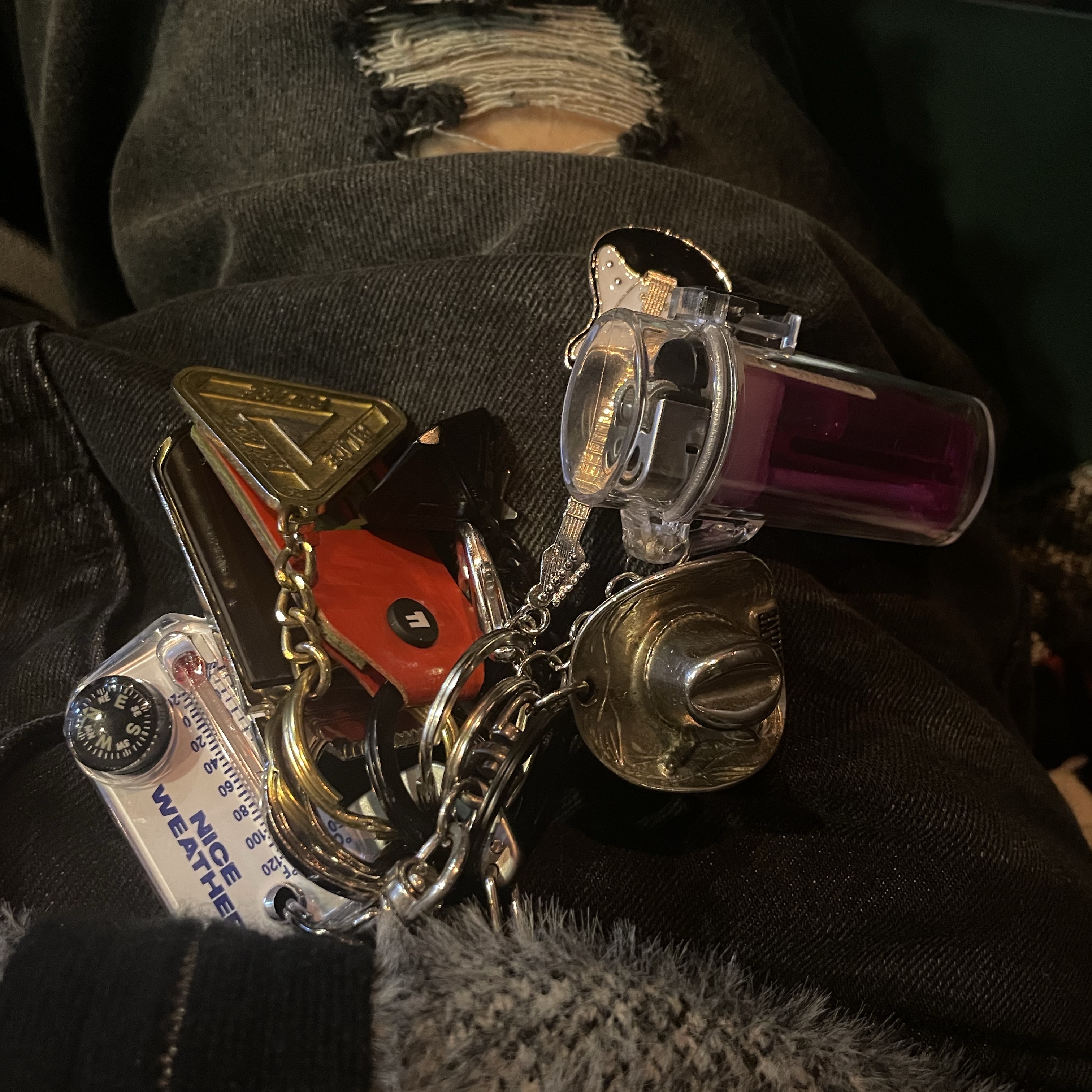 Palace Tri-Ferg Metal Keyring Gold - 20SS 착용 스타일