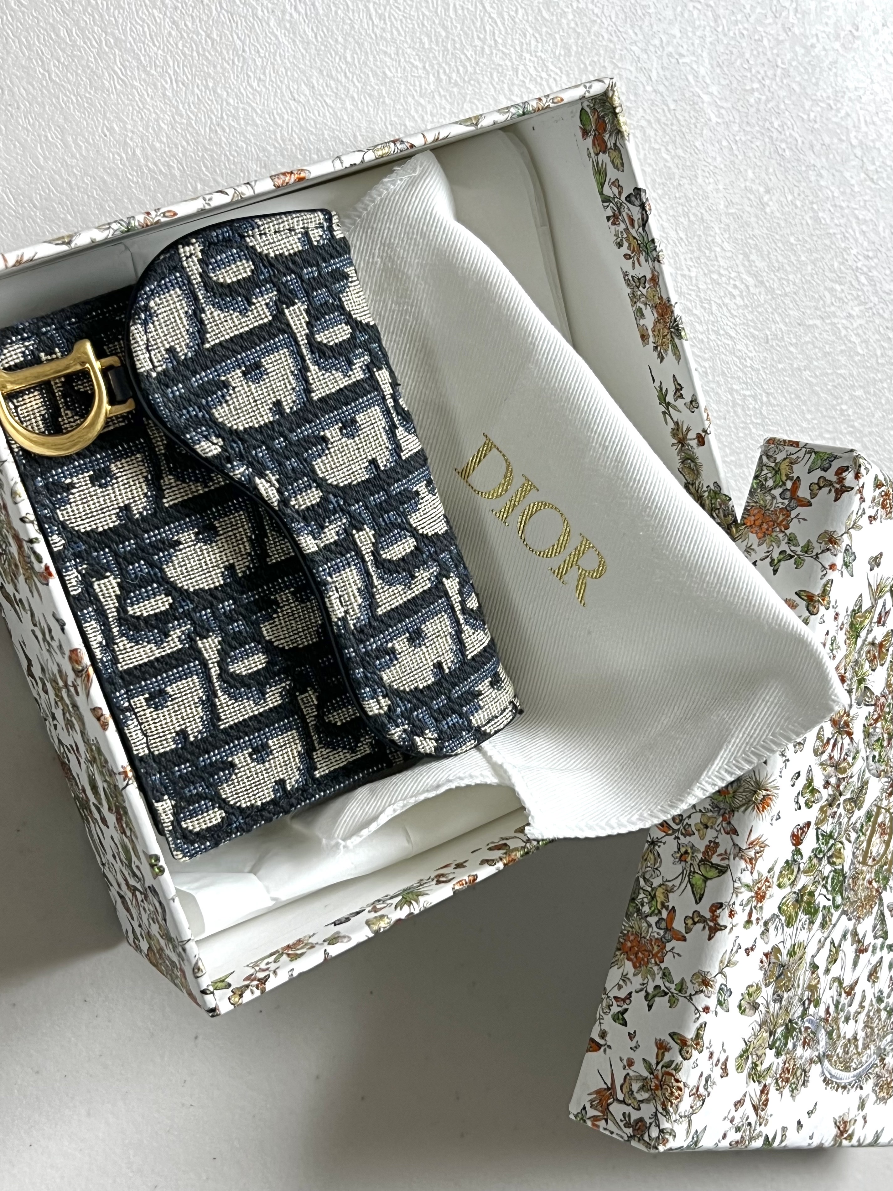 Dior Saddle Flap Card Holder Blue Dior Oblique Jacquard 착용 스타일 - 2