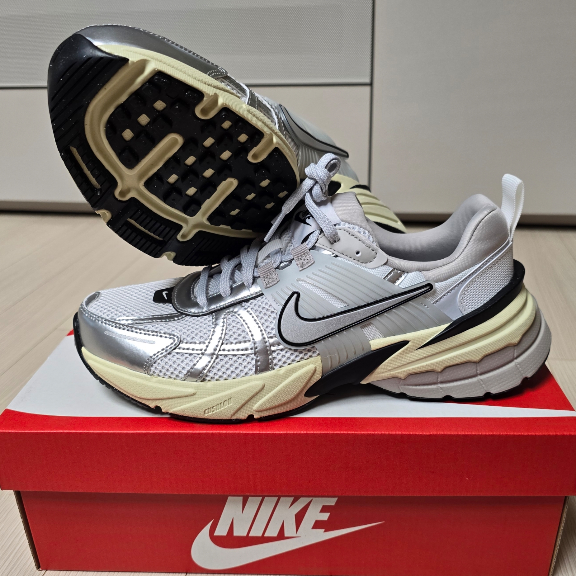 Nike V2K Run Summit White Metallic Silver 착용 스타일 - 2