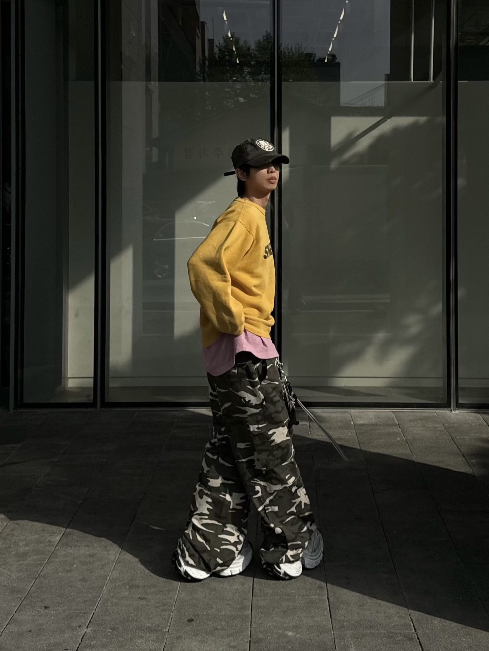 OMO Layered Cargo Baggy Pants Camo, Balenciaga 10XL Sneakers White Grey Silver Black 착용 스타일 - 5