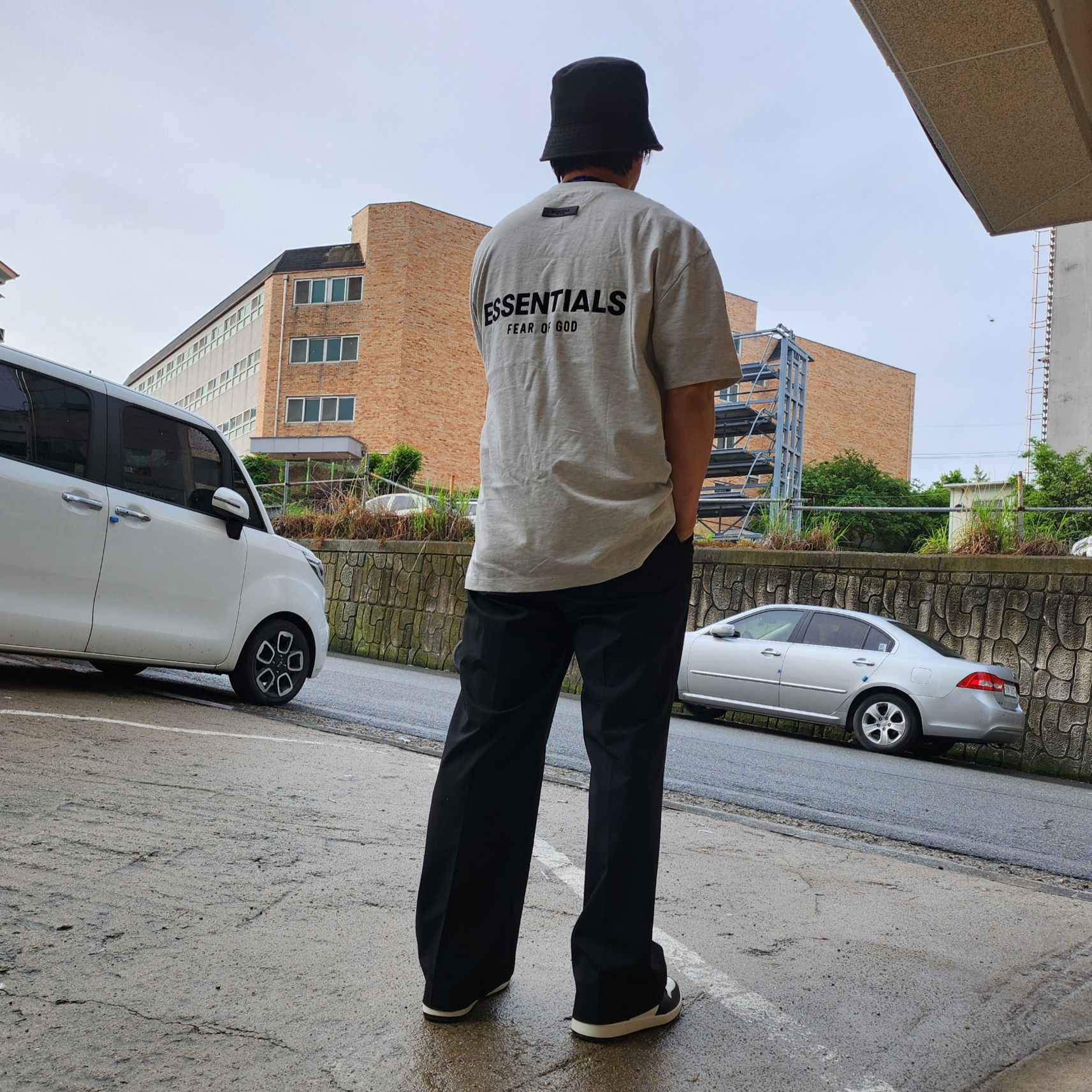 Jordan 1 Retro High OG Black Mocha, Essentials The Core Collection T-Shirt Light Oatmeal 착용 스타일 - 4