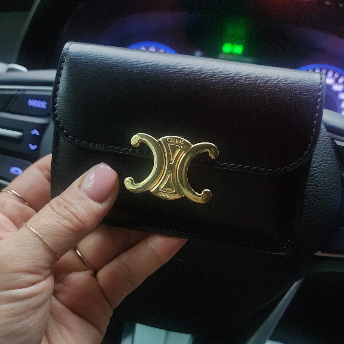 Celine Card Holder with Flap in Shiny Calfskin Black 착용 스타일