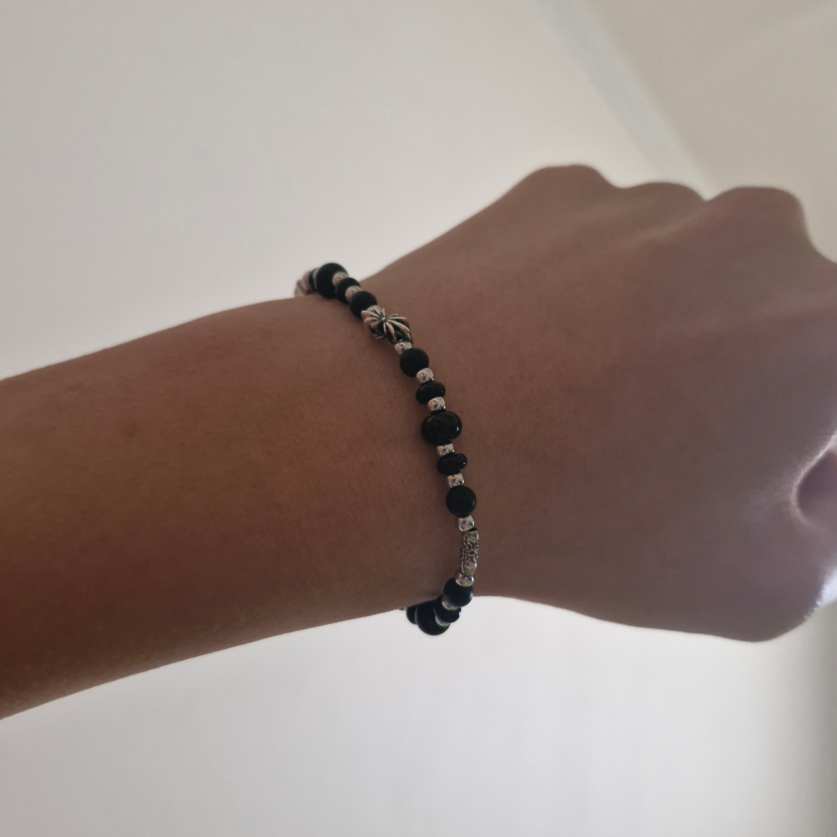 Scudo Garden Karen Beads Bracelet Black 착용 스타일 - 1