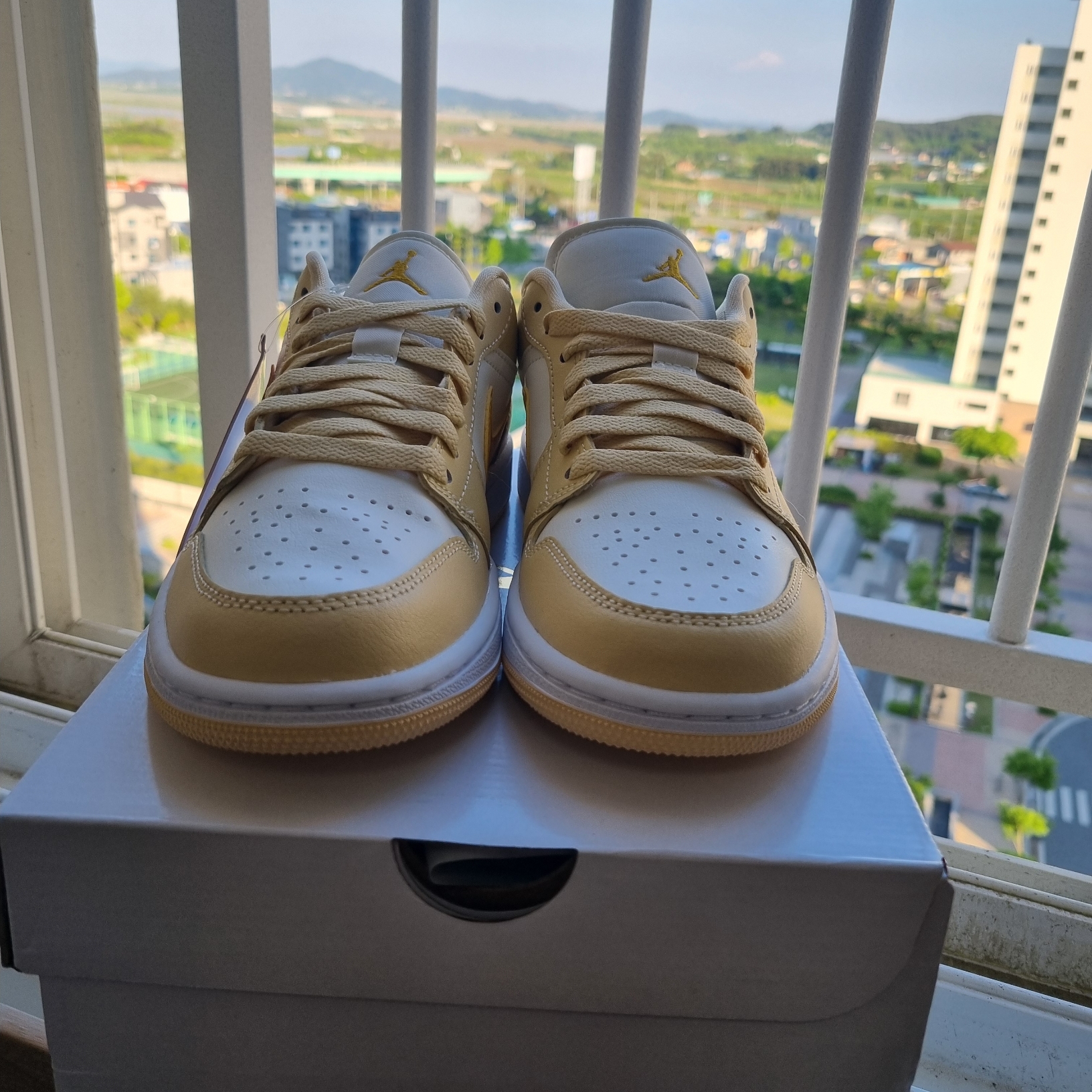 (W) Jordan 1 Low Sail Yellow Ochre 착용 스타일 - 1