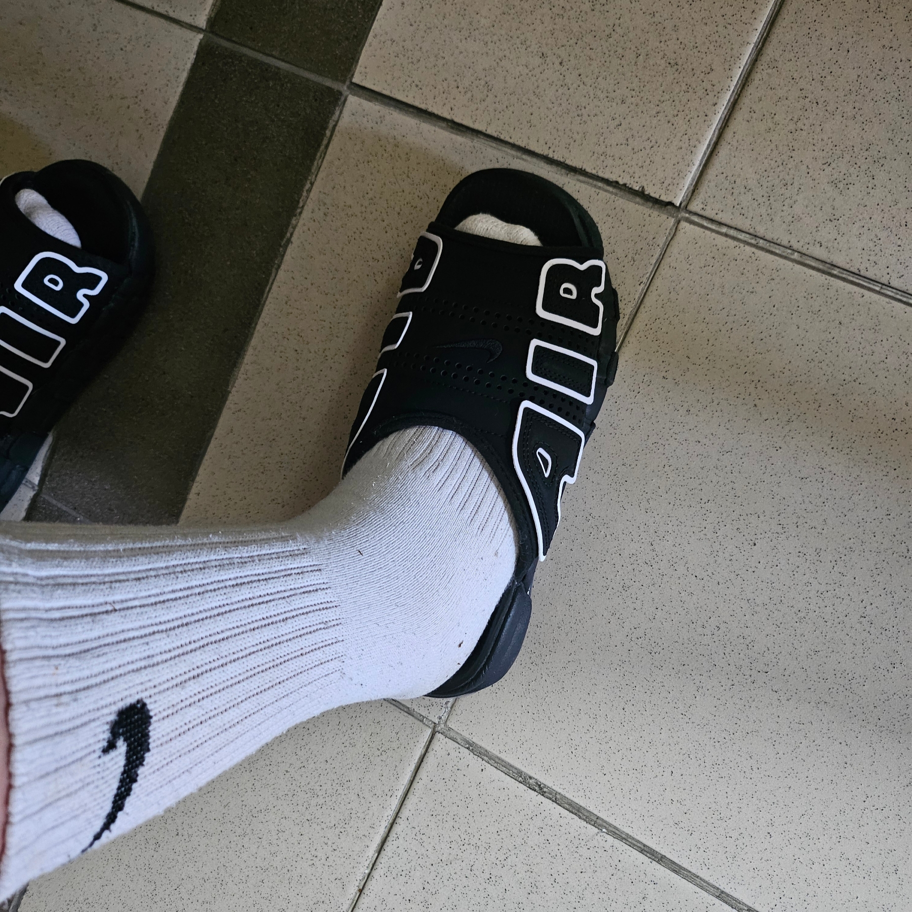 Nike Air More Uptempo Slide Black White 착용 스타일