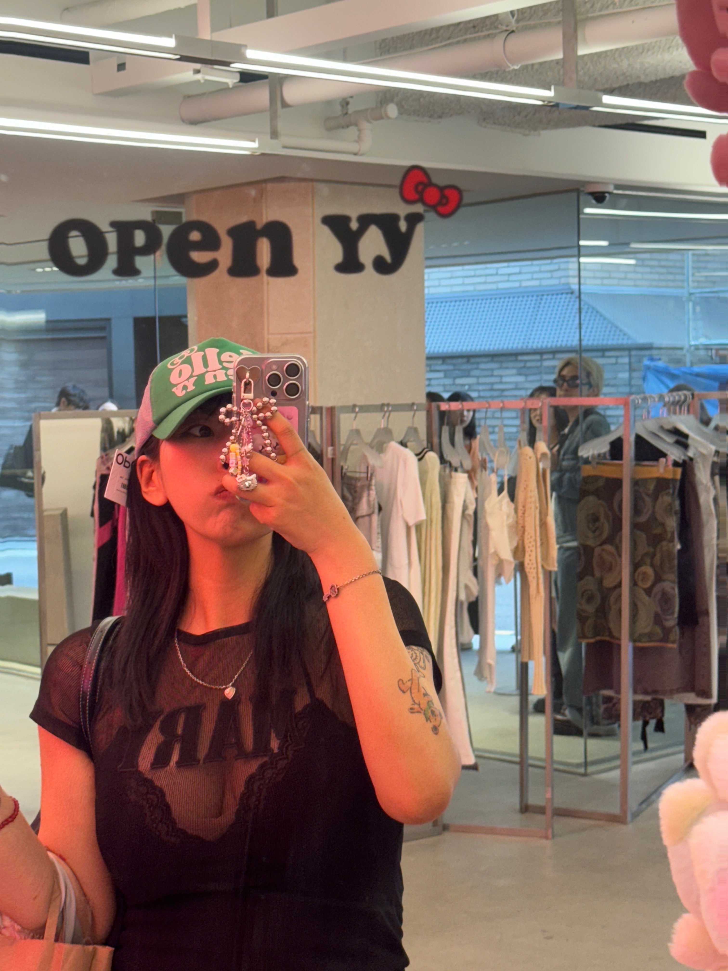 Open Yy x Hello Kitty Hello Trucker Cap Green 착용 스타일 - 2