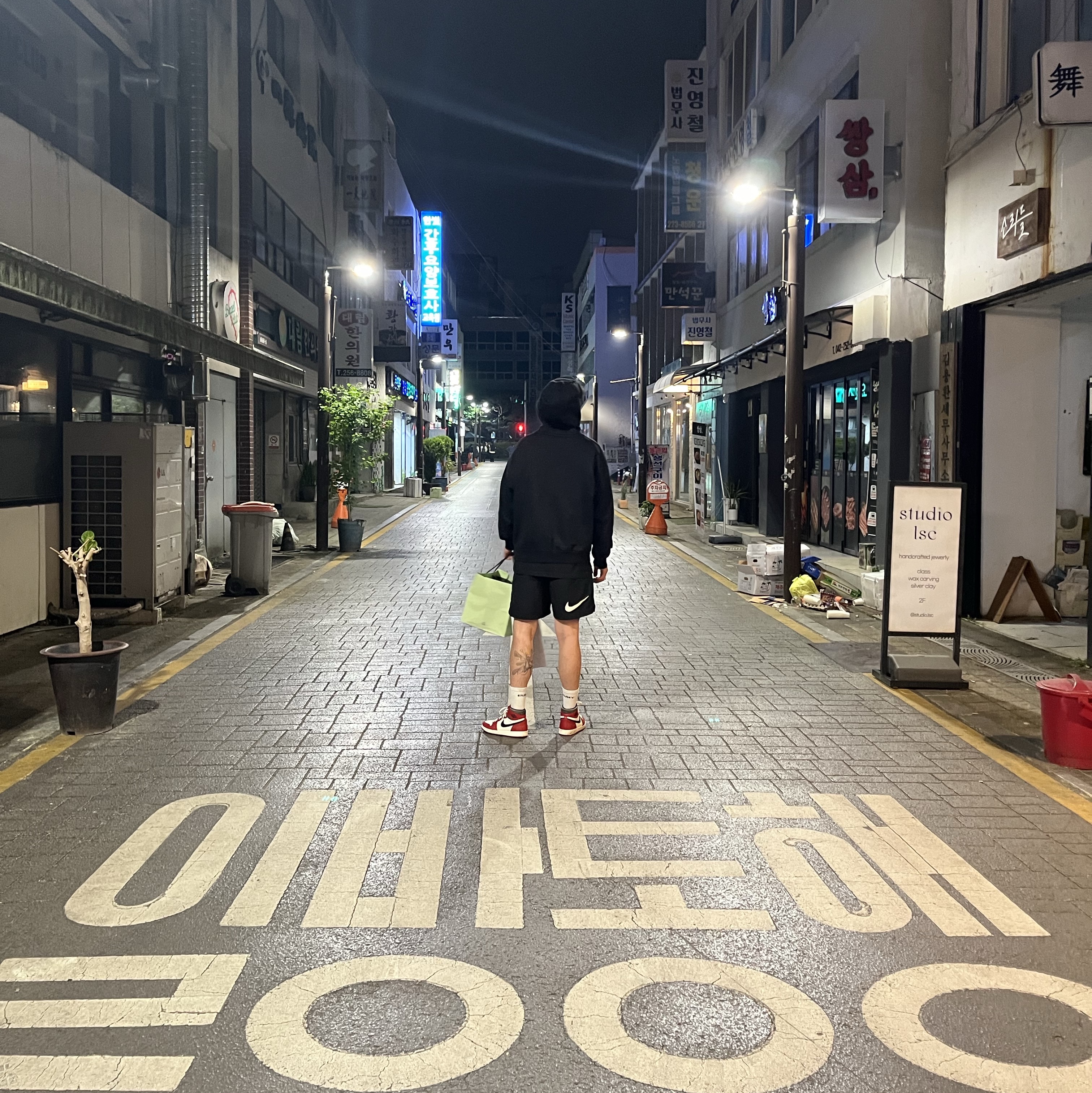 Nike x Stussy Shorts Black (FJ9167-010), Jordan 1 Retro High OG Chicago 2022 착용 스타일
