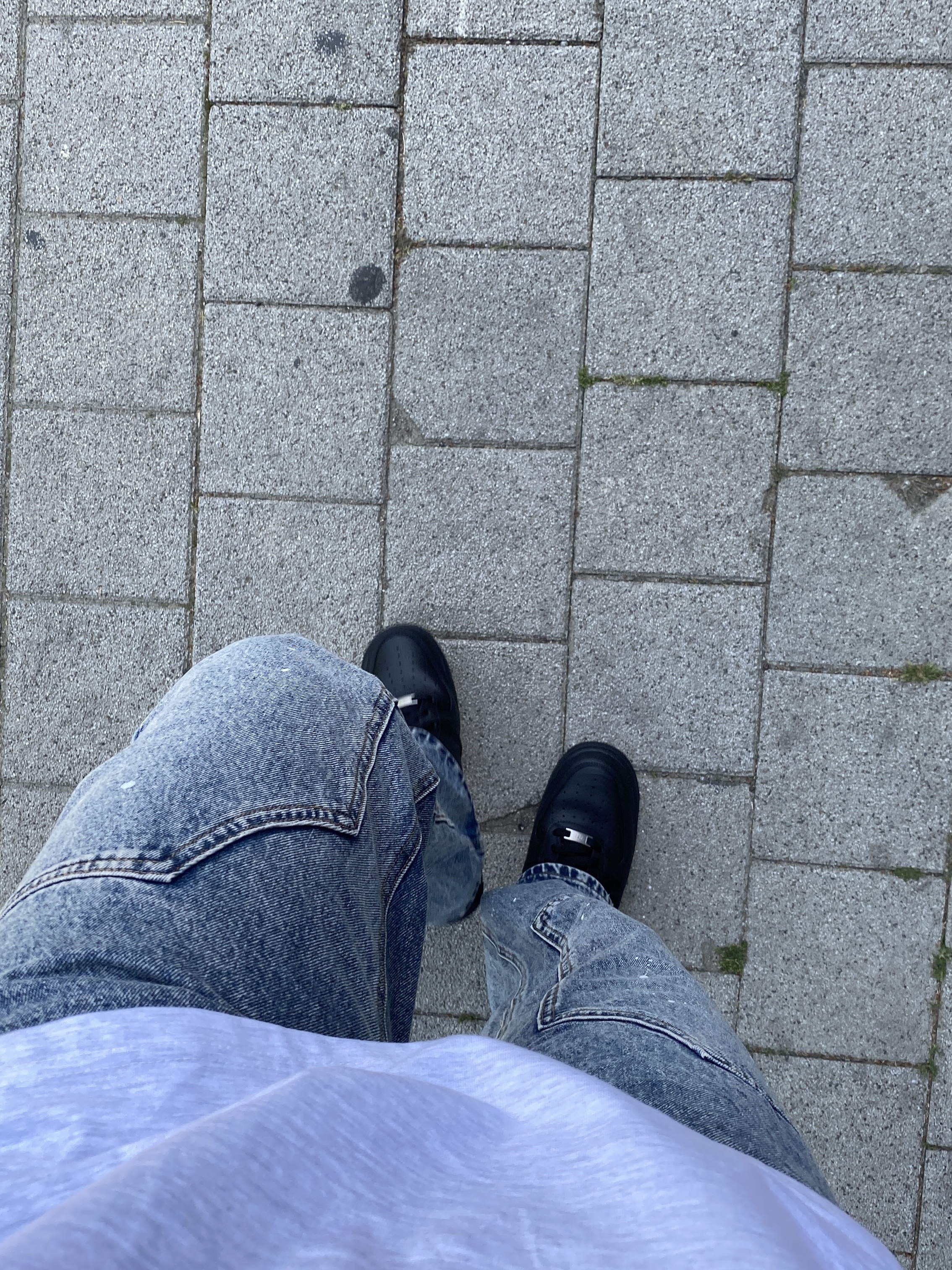 Nike Air Force 1 '07 Low Triple Black 착용 스타일