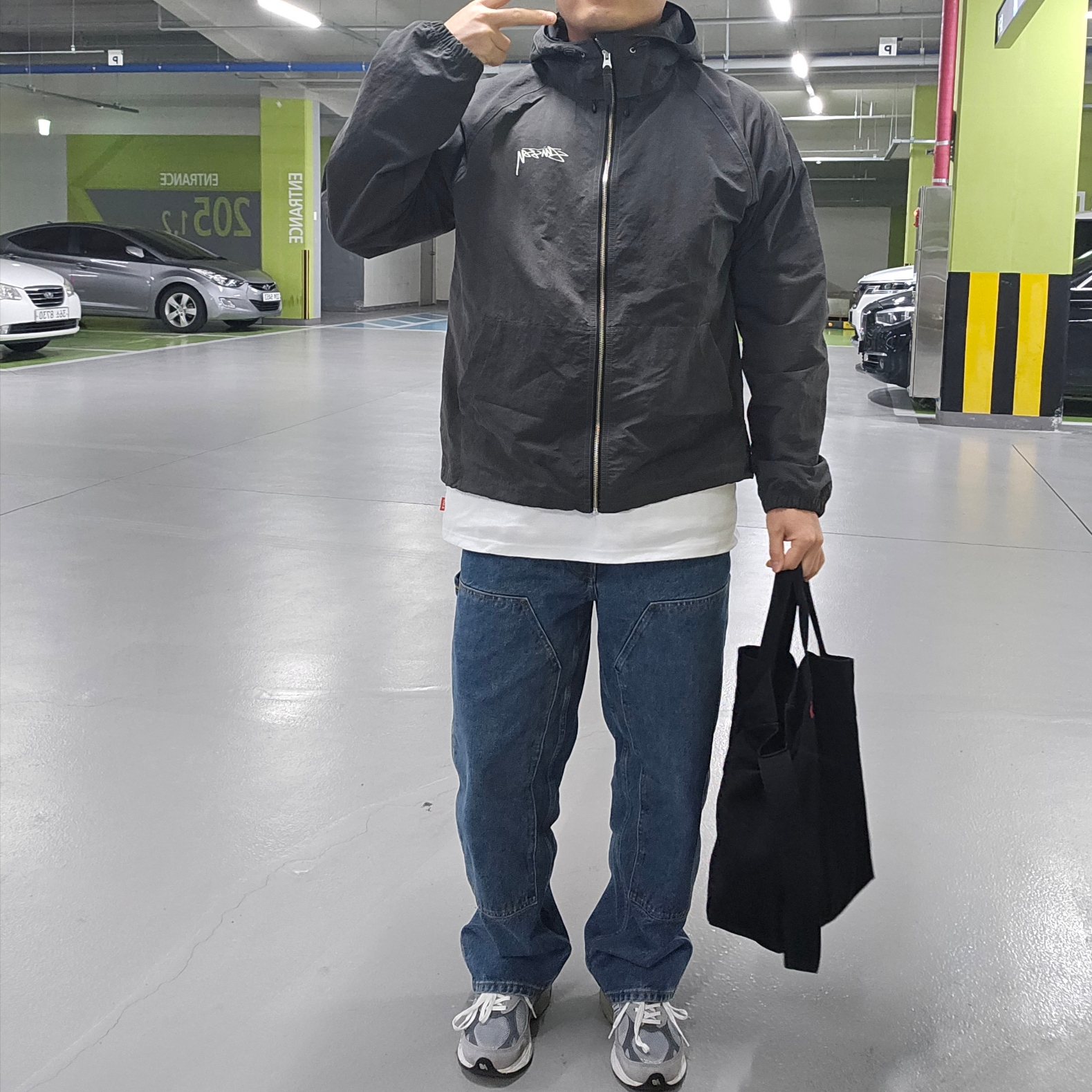 Stussy Wave Dye Beach Shell Jacket Black, IAB Studio x Ottogi Mayonnaise 50th Anniversary T-Shirt White 착용 스타일 - 3