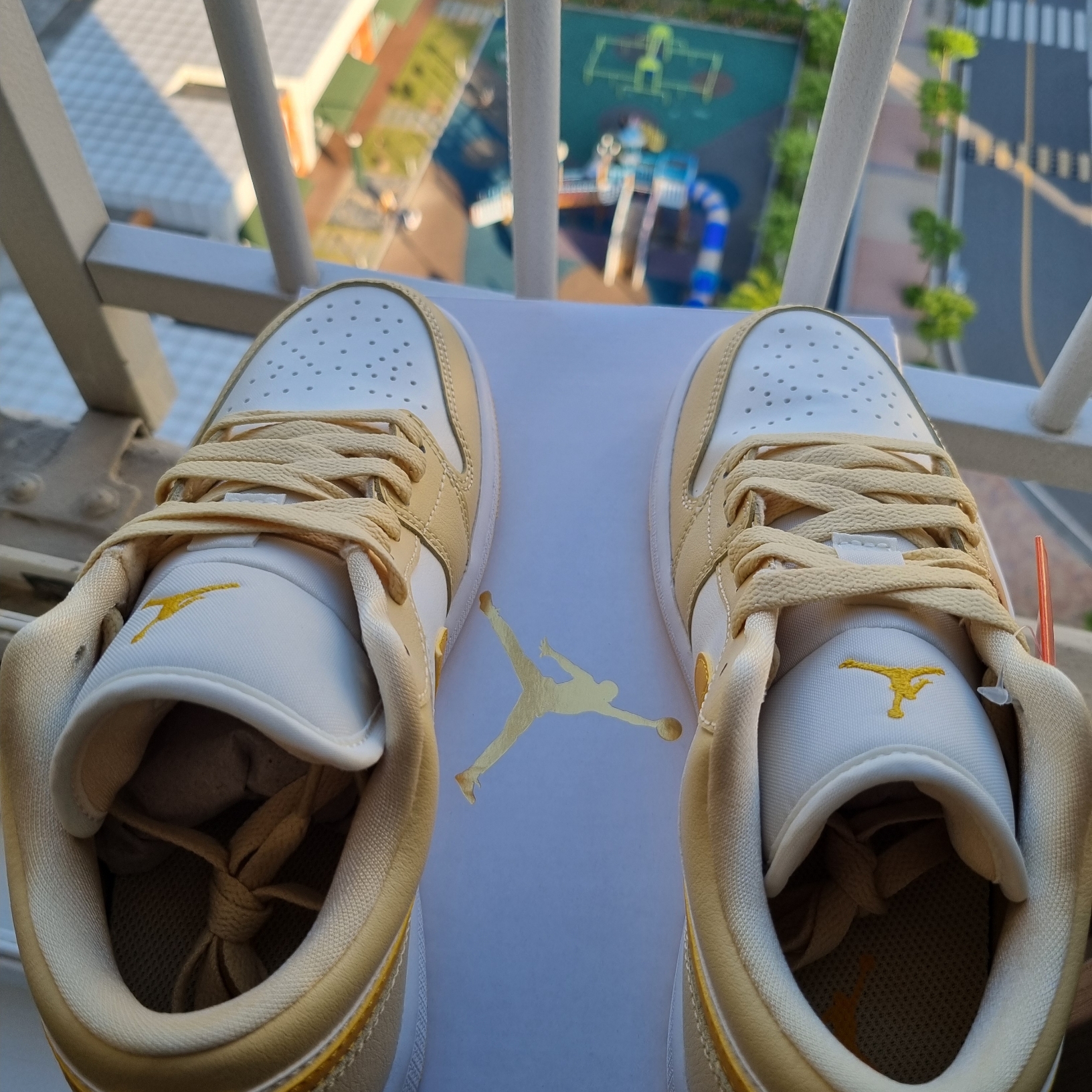 (W) Jordan 1 Low Sail Yellow Ochre 착용 스타일 - 4