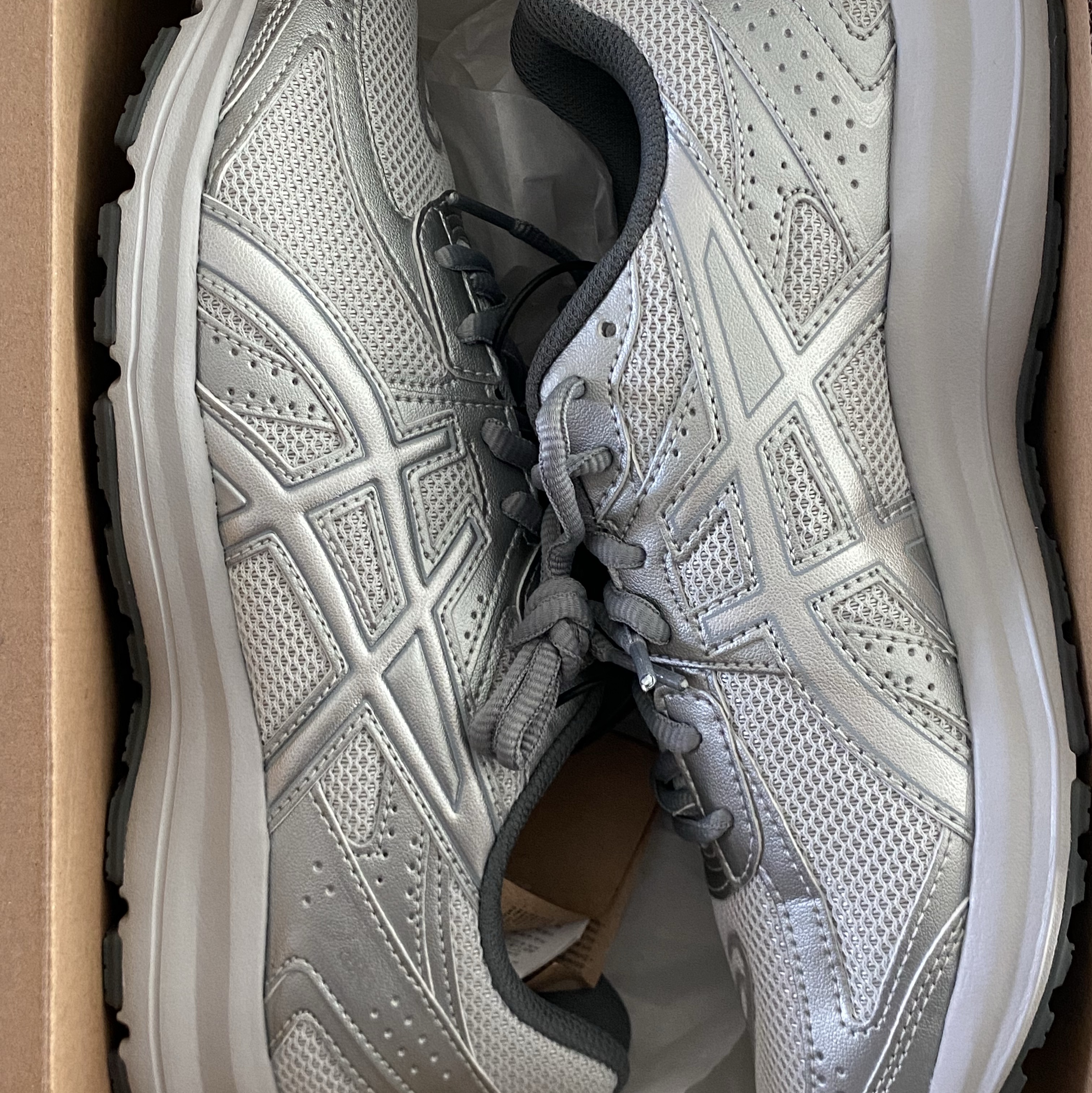 Asics Jog 100 S SMU Glacier Grey Pure Silver - 2E Wide 착용 스타일 - 2