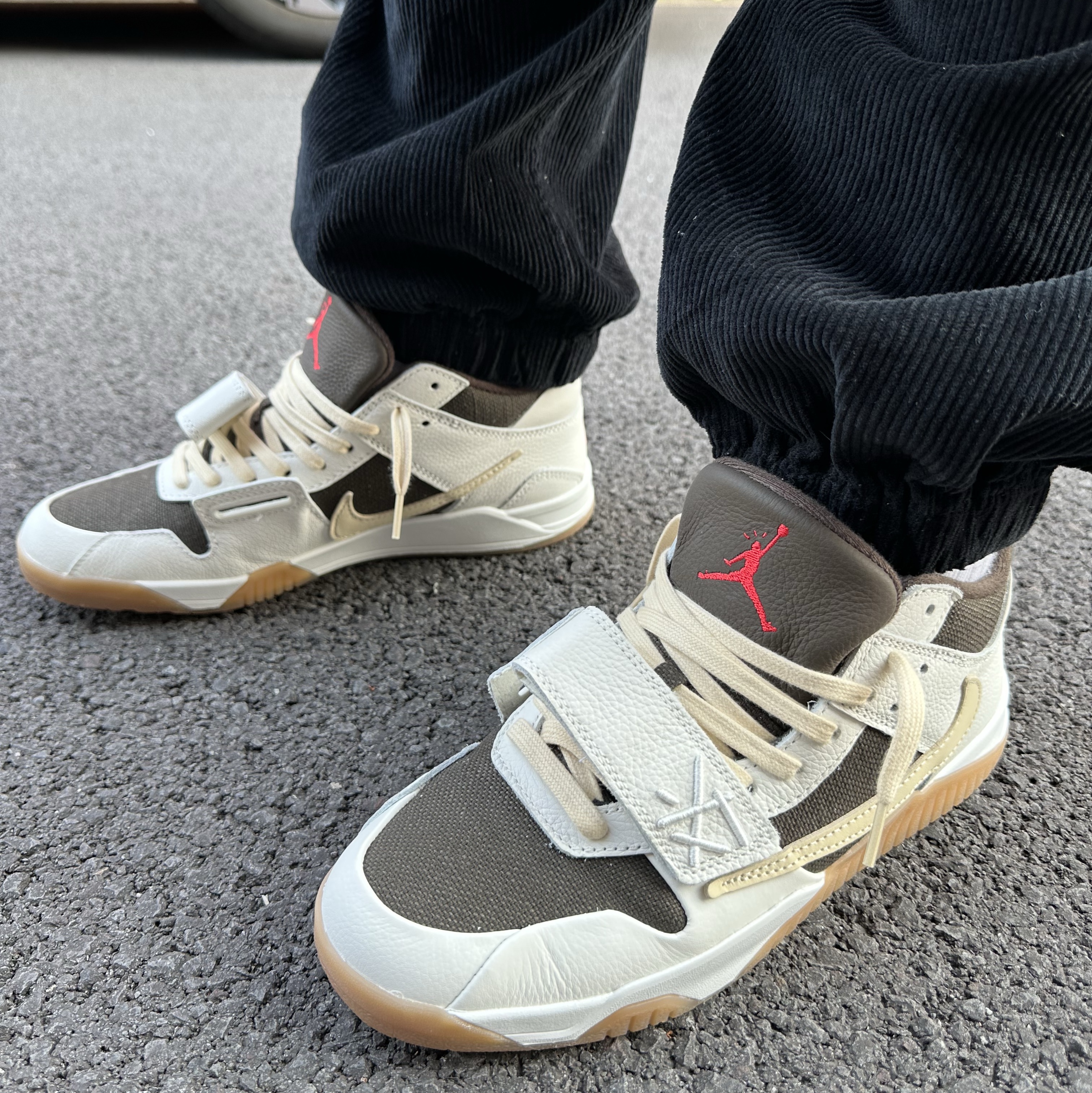 Jordan x Travis Scott Jumpman Jack TR Sail and Dark Mocha, Supreme x Nike Arc Corduroy Cargo Pants Black - 22SS 착용 스타일
