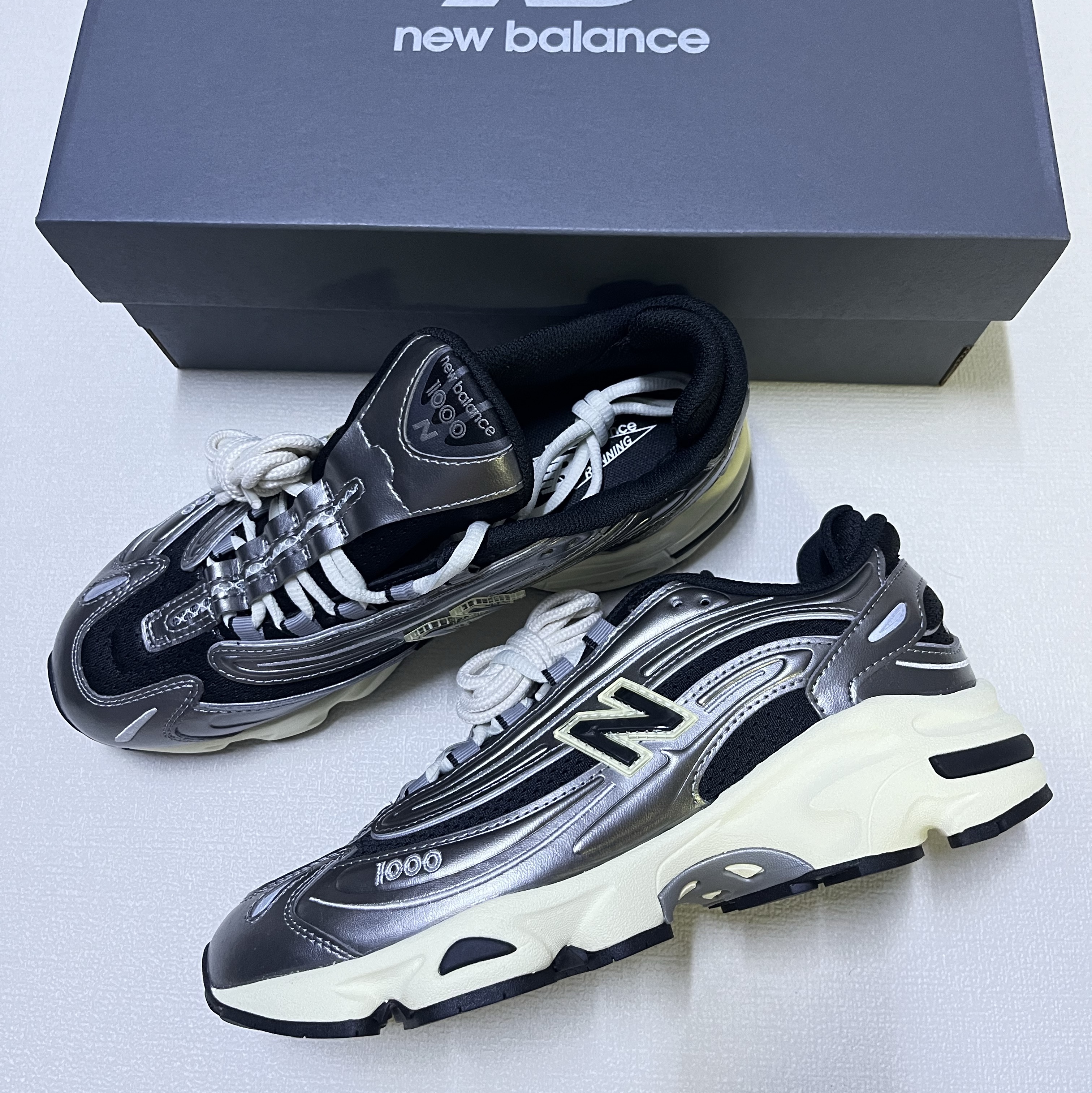 New Balance 1000 Silver Metallic Black 착용 스타일