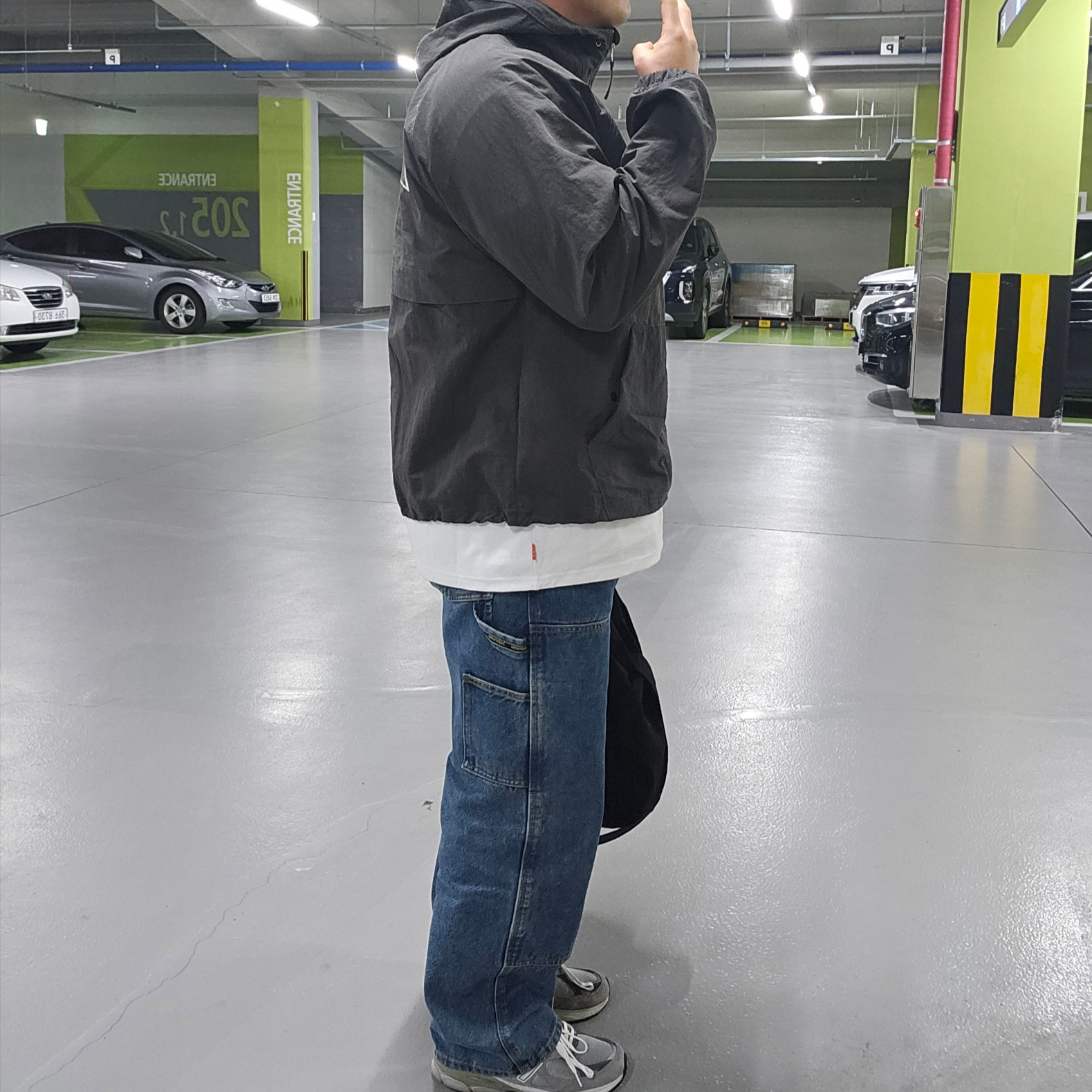 Stussy Wave Dye Beach Shell Jacket Black, IAB Studio x Ottogi Mayonnaise 50th Anniversary T-Shirt White 착용 스타일 - 2