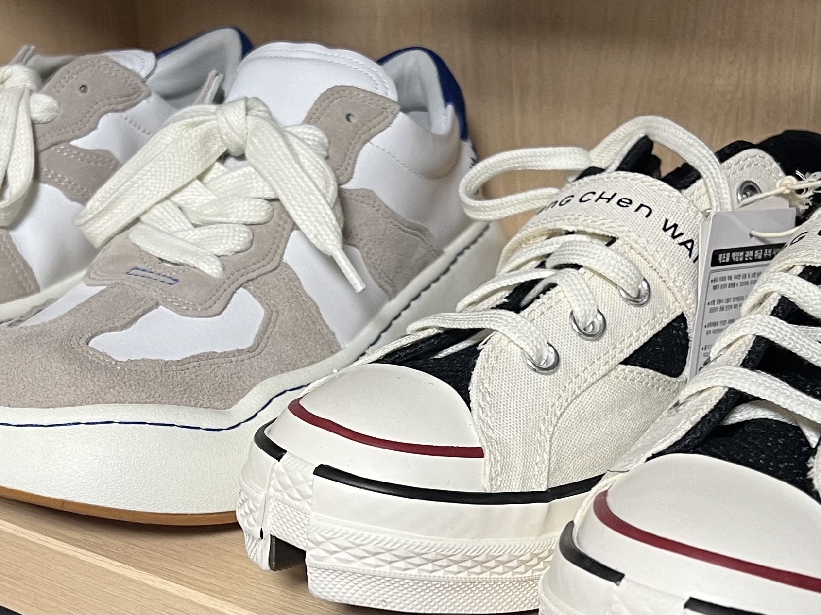 Ader Error Log; Baus Off White, Converse x Feng Chen Wang Chuck 70 Ox 2-in-1 Egret 착용 스타일