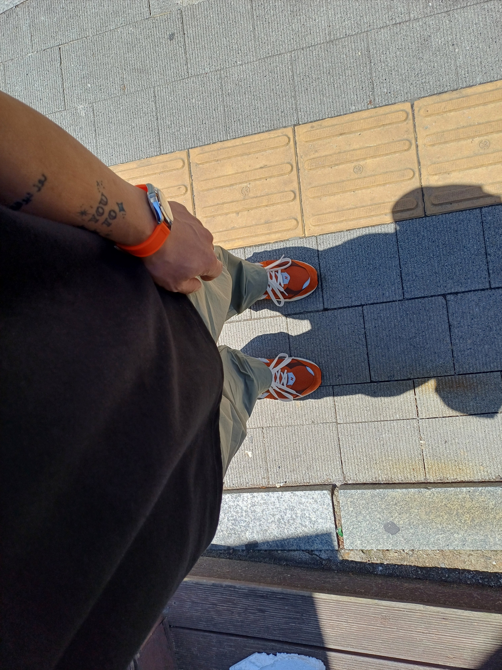 New Balance 2002R Rust Oxide 착용 스타일 - 1