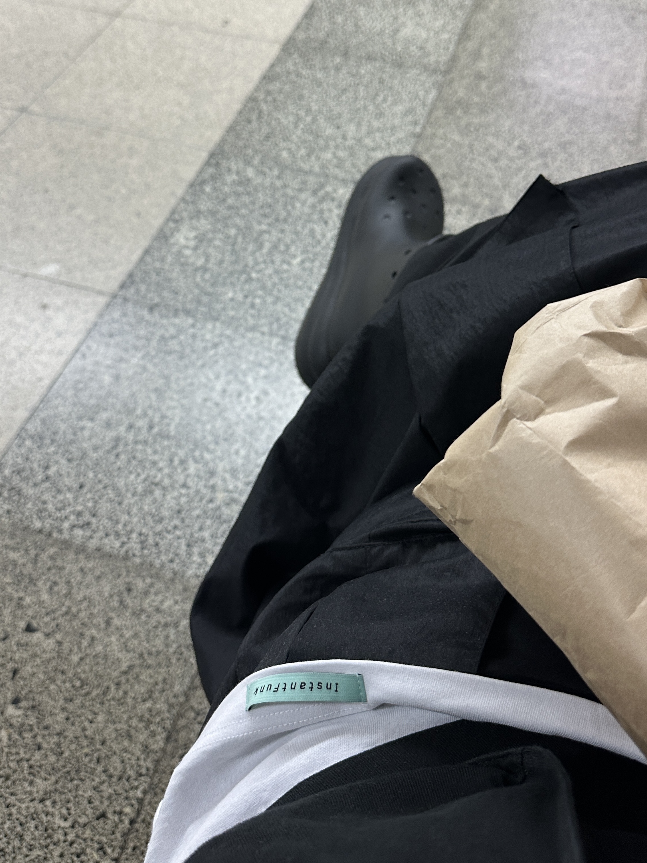 Crocs Classic Crush Boot Black 착용 스타일