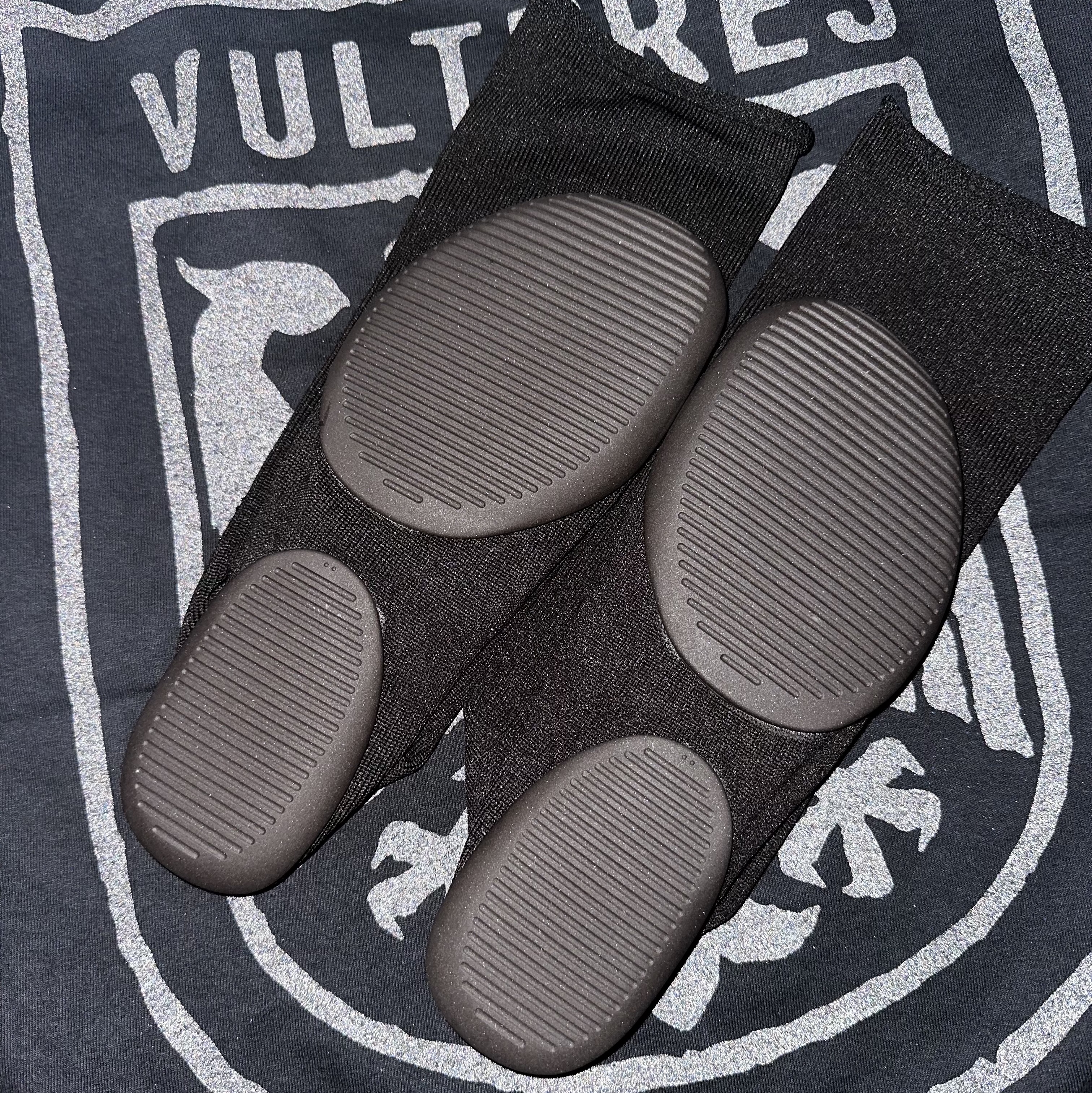 Yeezy YZY Pods Black, Yeezy Vultures Box T-Shirt Black 착용 스타일