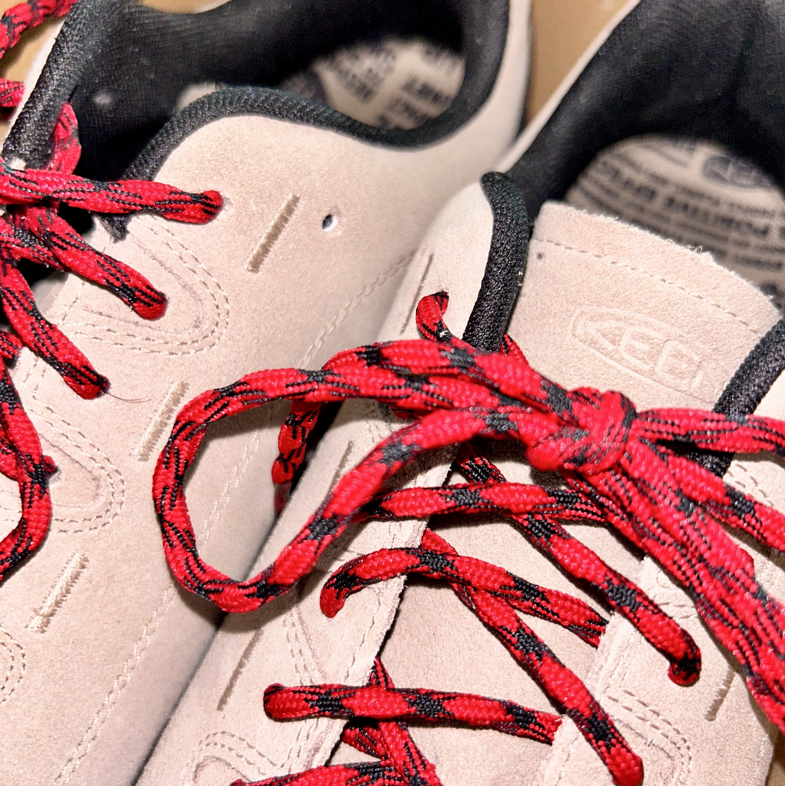 Keen Jasper Suede Sneakers Silver Mink 착용 스타일
