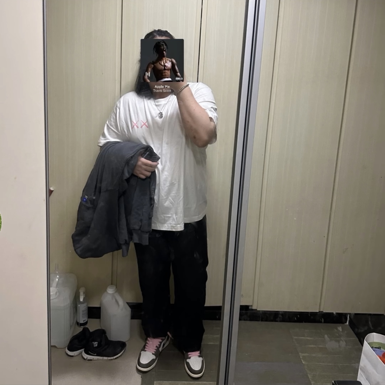 Yeezy YZY Zip-Up Hoodie Dark Grey, Uniqlo UT x Kaws Short Sleeve Graphic T-Shirt White 착용 스타일 - 1
