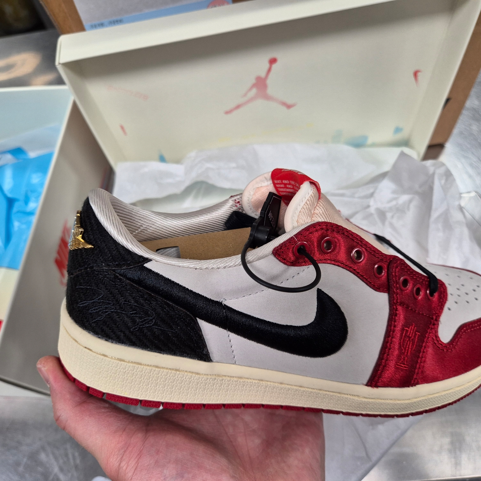 Jordan 1 x Trophy Room Retro Low OG SP Sail Varsity Red 착용 스타일 - 1