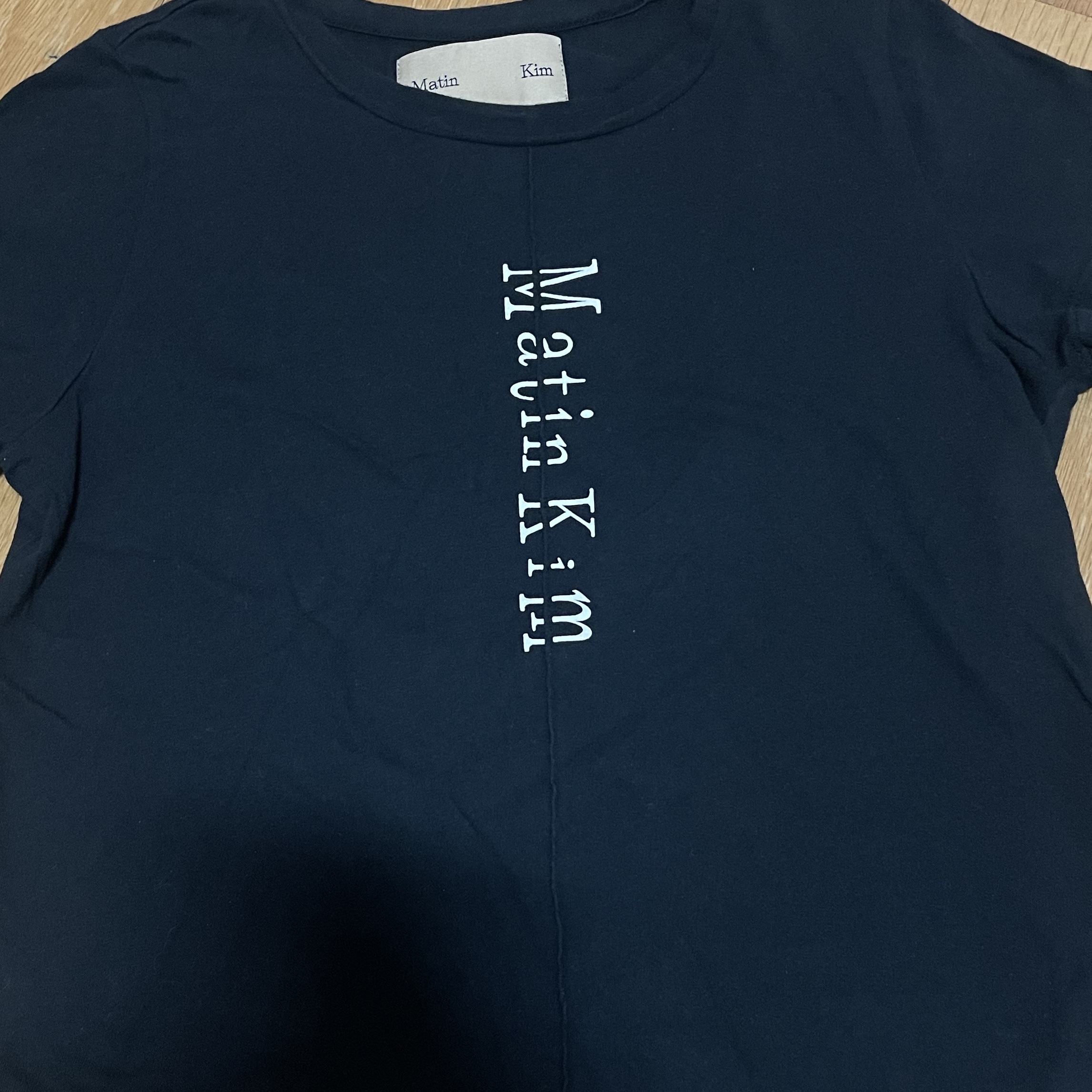 (W) Matin Kim Pintuck Crop Top Navy 착용 스타일
