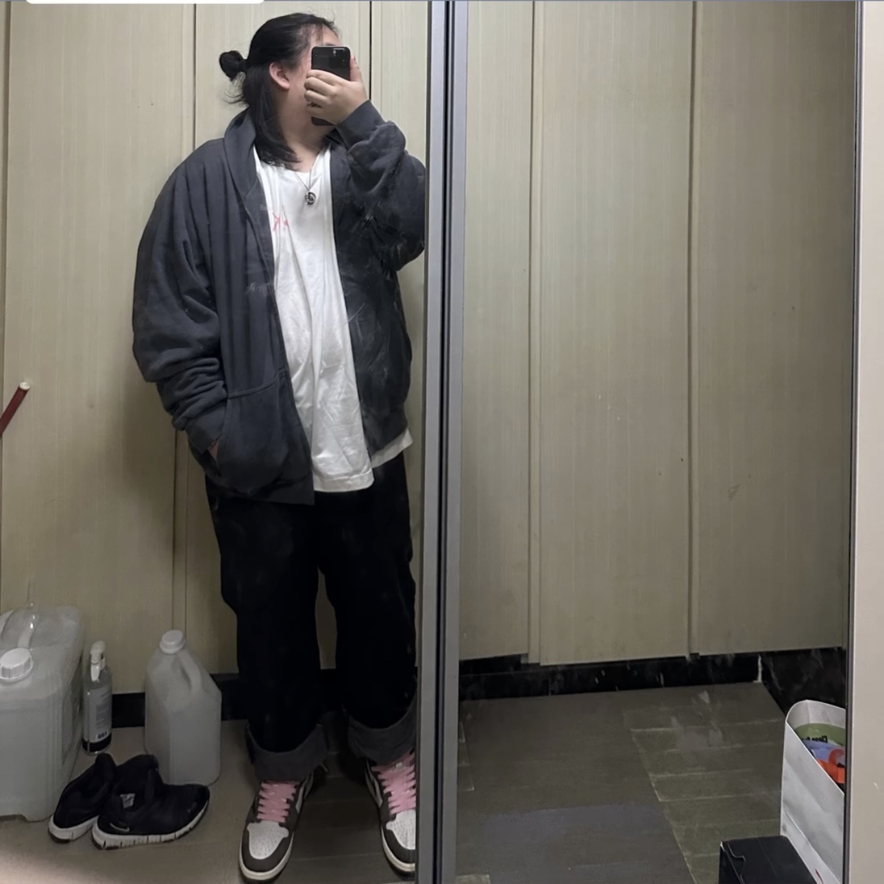 Yeezy YZY Zip-Up Hoodie Dark Grey, Uniqlo UT x Kaws Short Sleeve Graphic T-Shirt White 착용 스타일 - 2