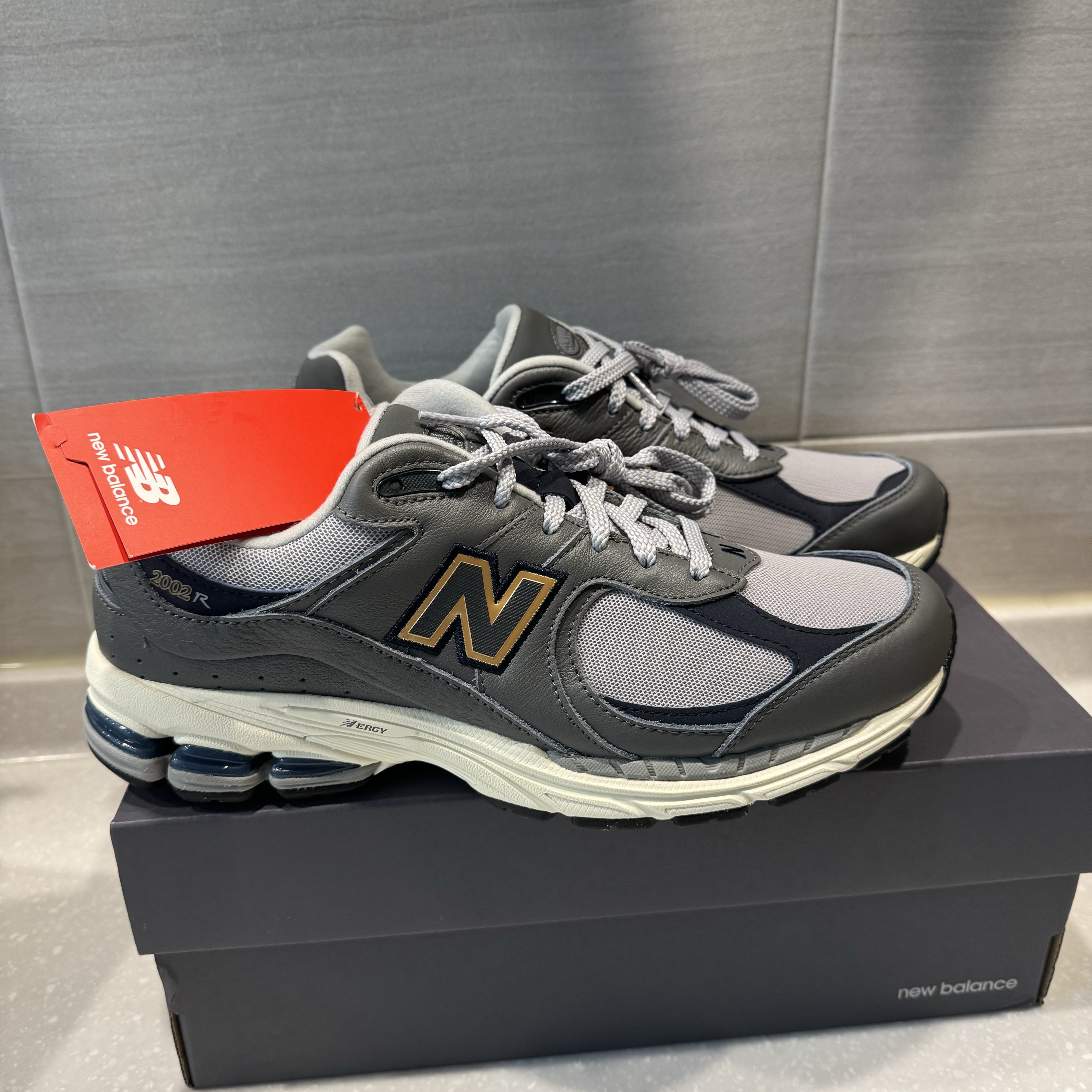 New Balance 2002R Castlerock Eclipse 착용 스타일
